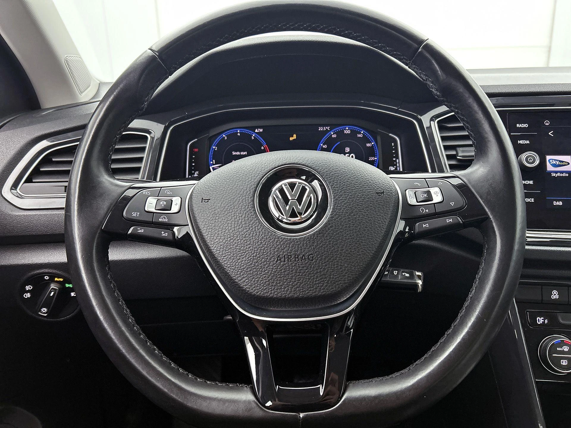 Volkswagen-T-Roc-image-29