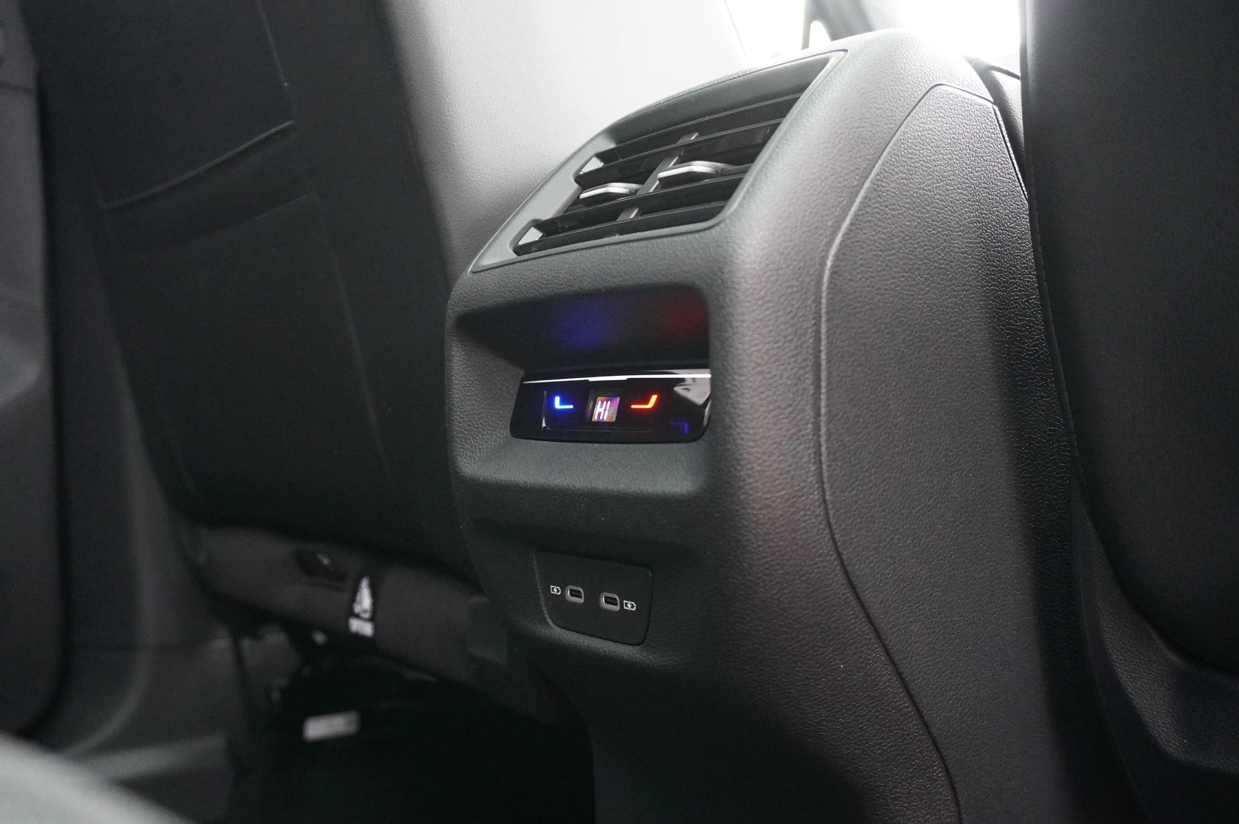 Volkswagen-Tiguan-image-8