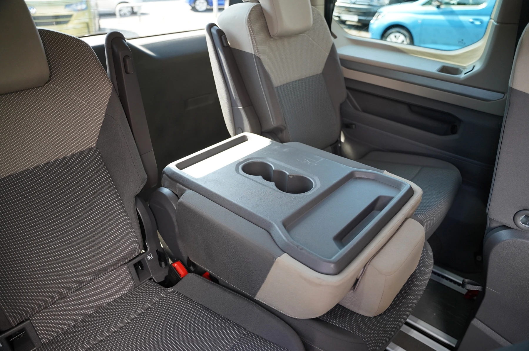 Volkswagen-Multivan-image-25