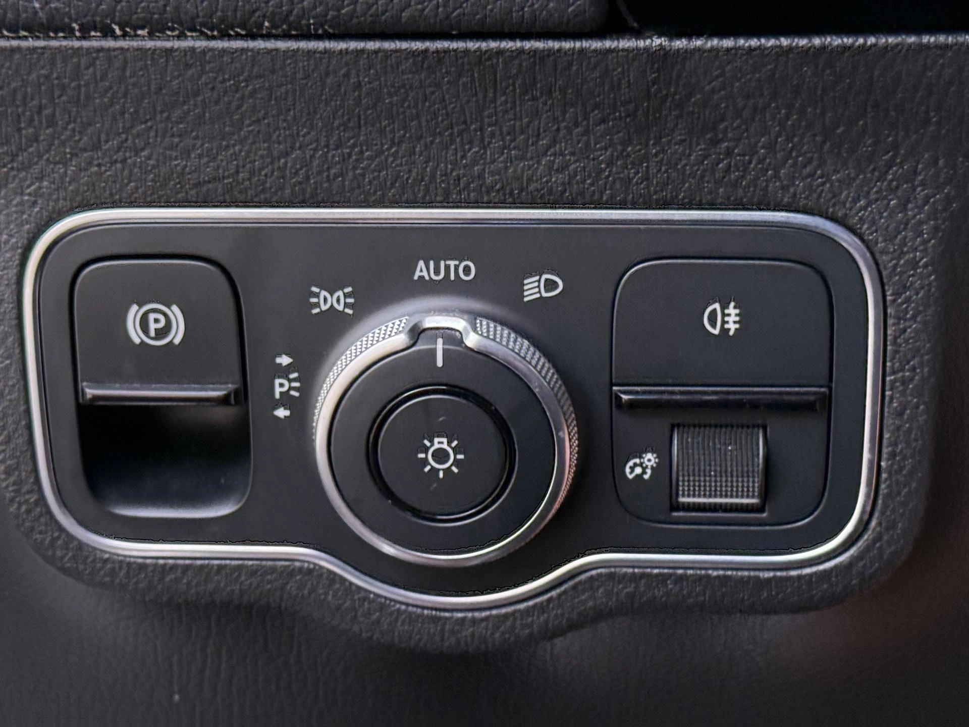 Mercedes-Benz-GLA-image-24