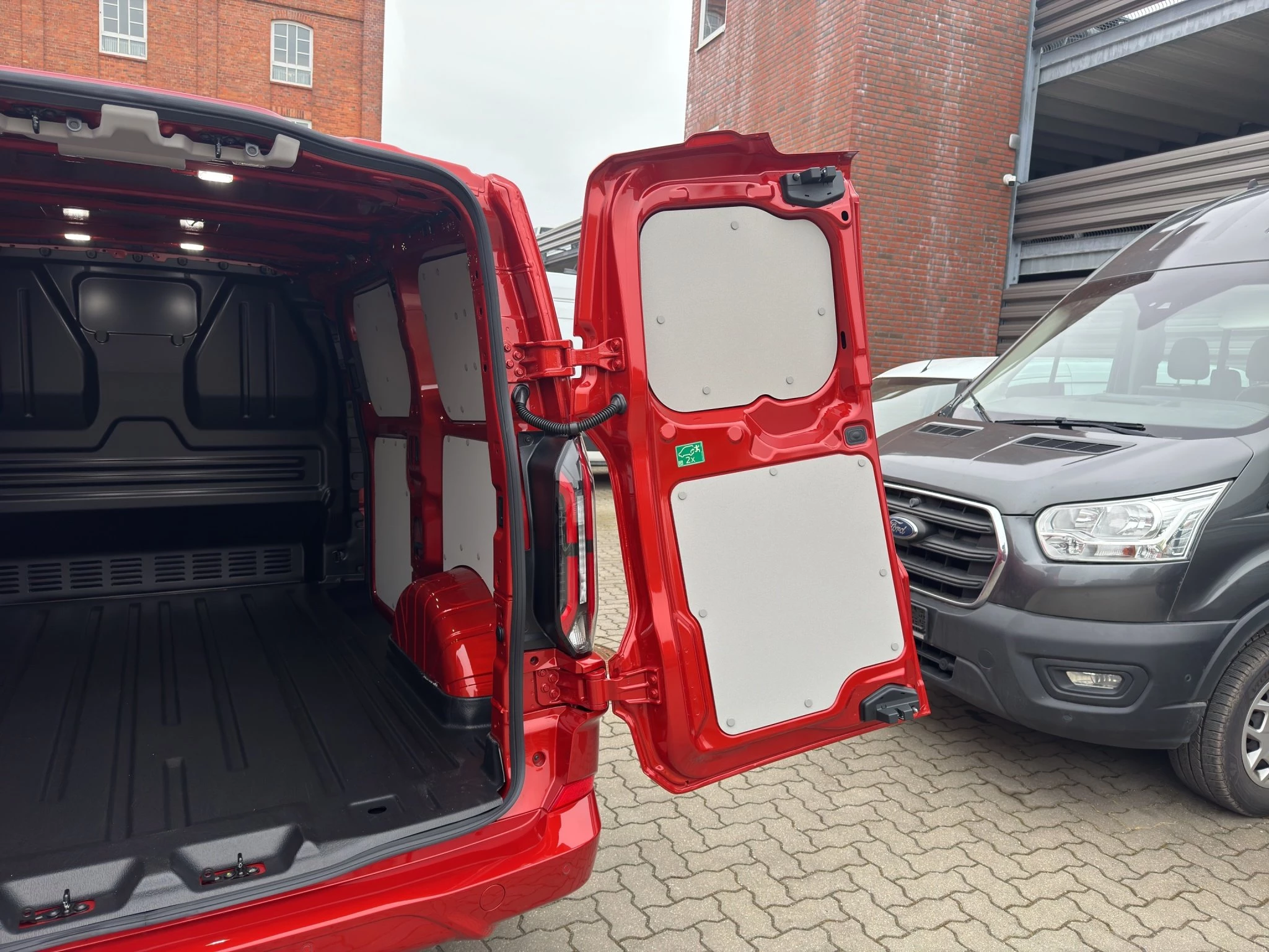Ford Transit Custom Kastenwagen Sport 320 L1 2.0 l EcoBlue. 8-Gang-Automatik. AWD