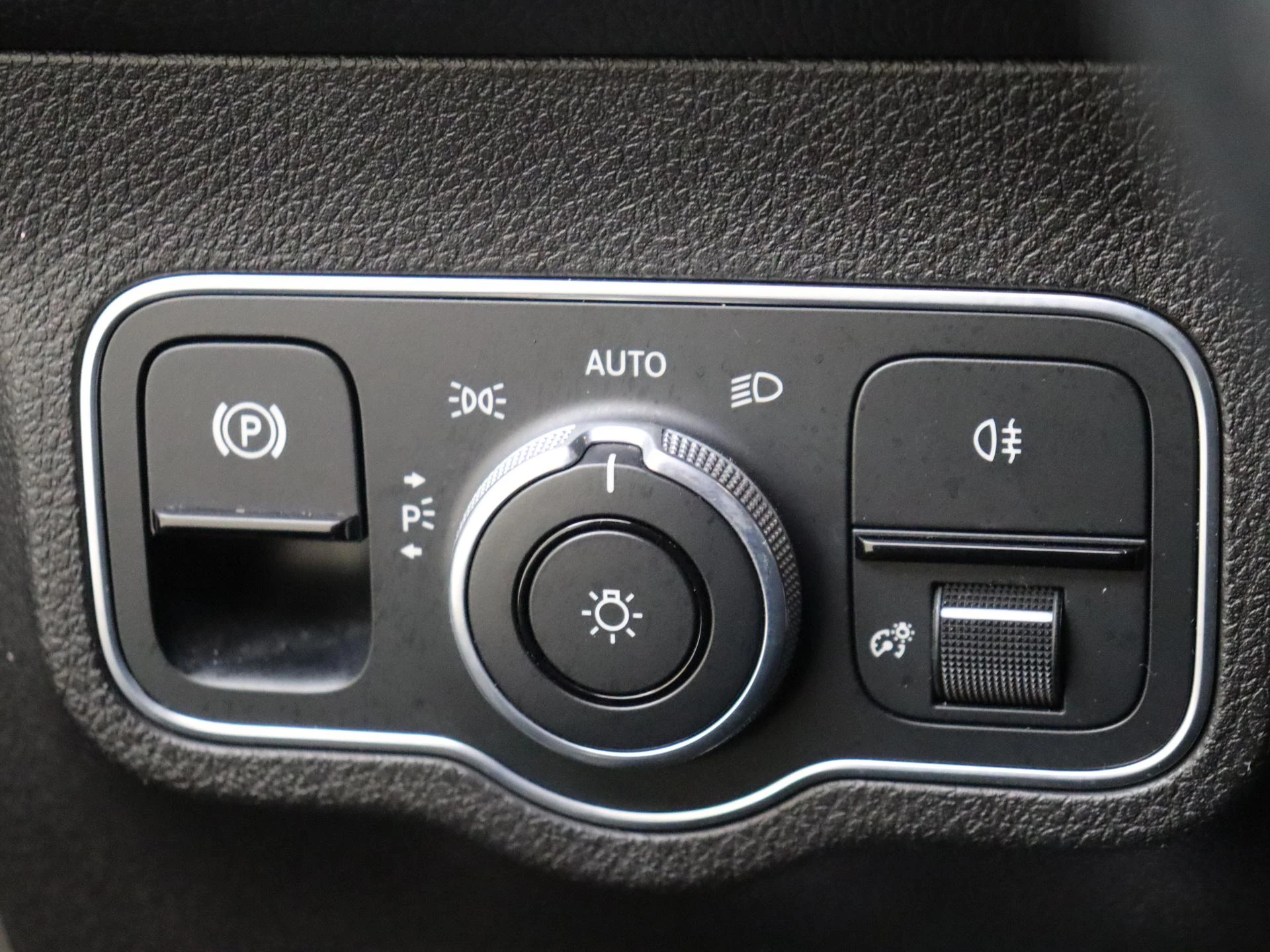 Mercedes-Benz-GLB-image-30