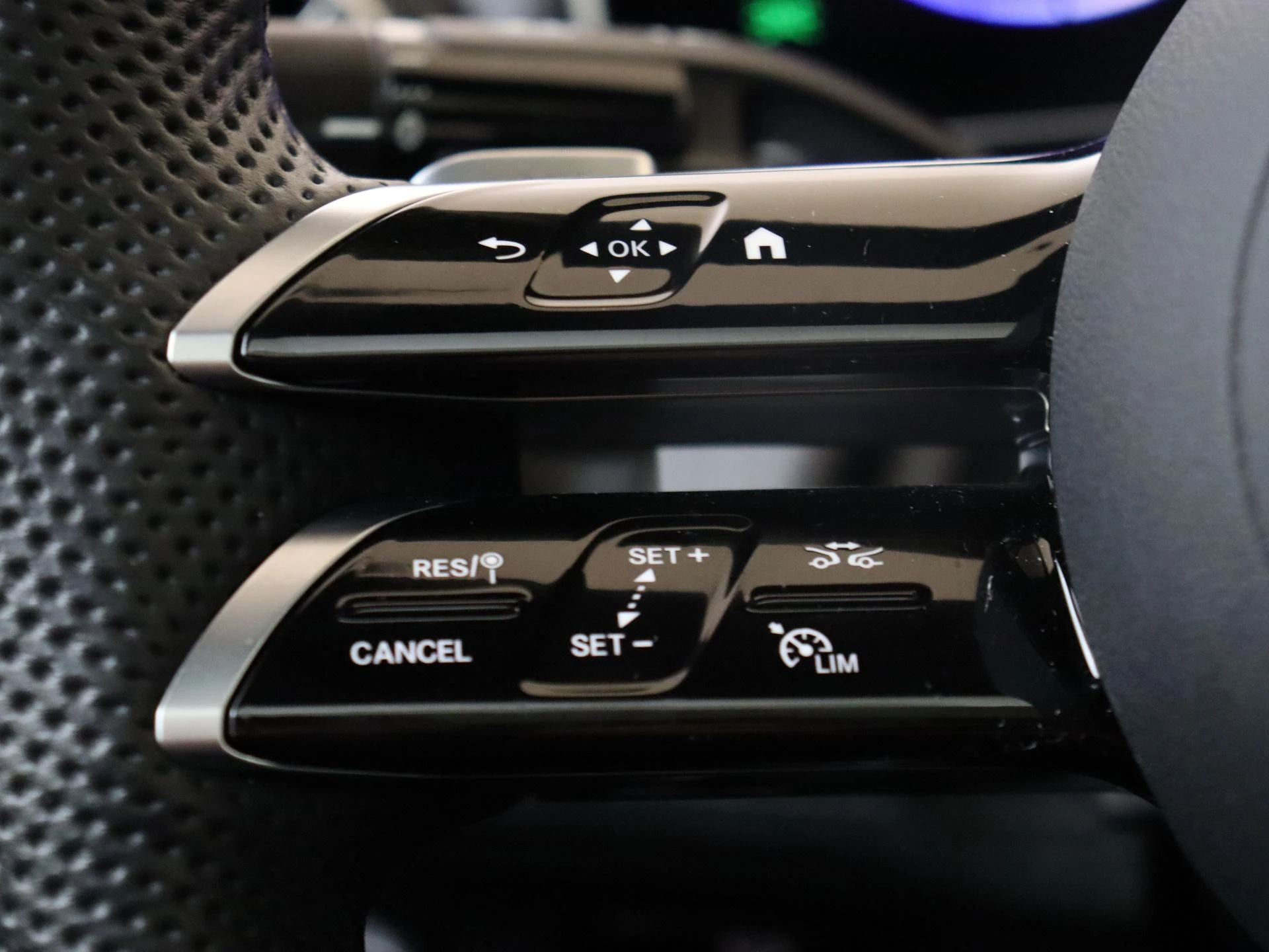 Mercedes-Benz-EQE-image-11