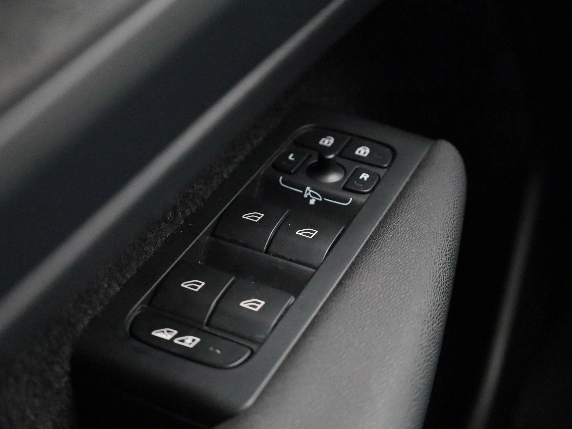Volvo-EX40-image-29