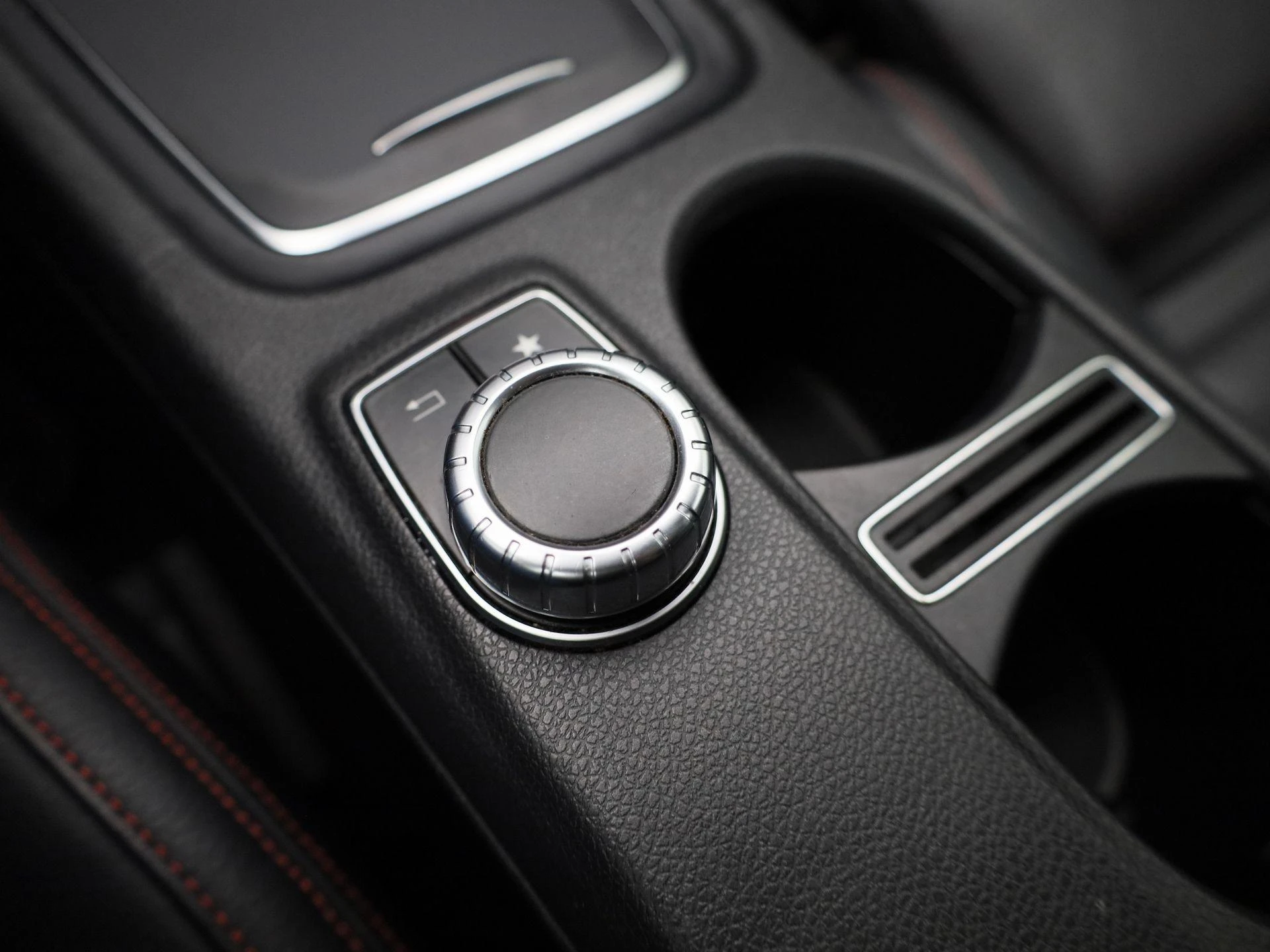 Mercedes-Benz-CLA-image-25