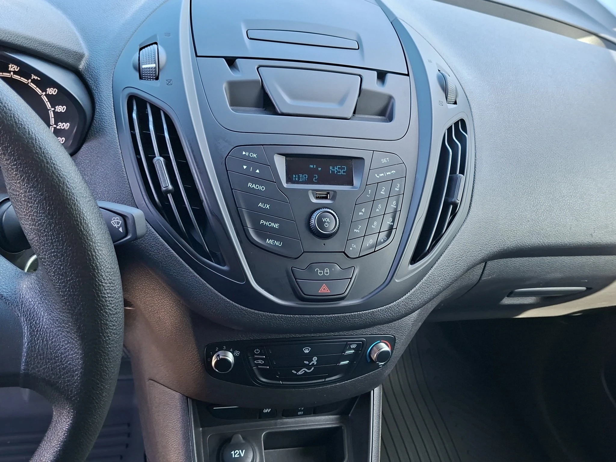 Ford-Transit Courier-image-12