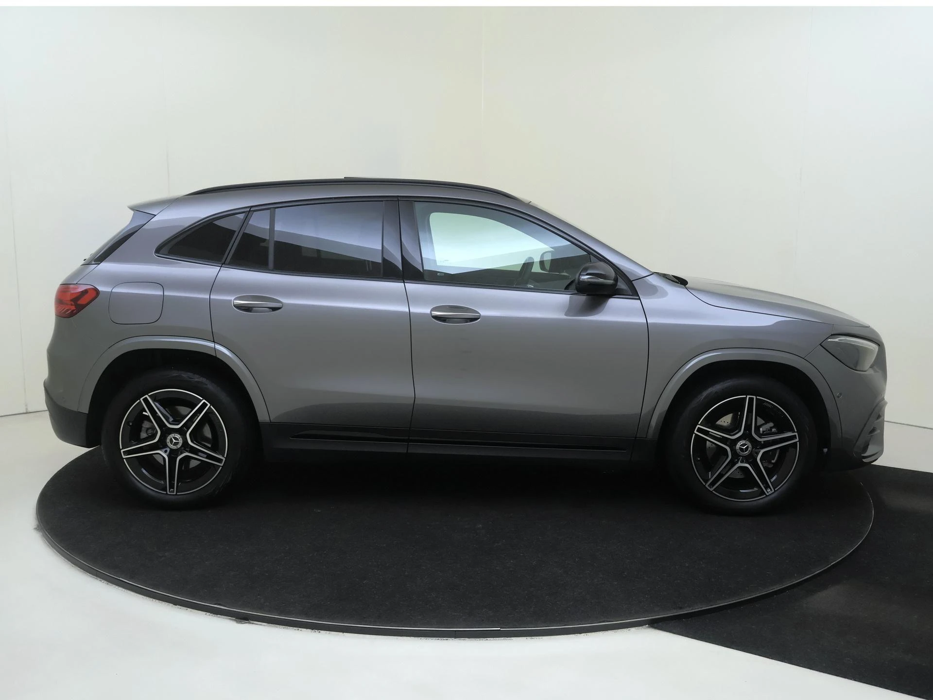 Mercedes-Benz-GLA-image-9