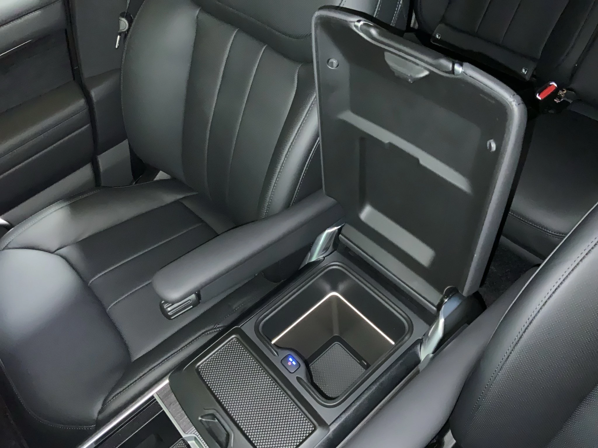 Land Rover Range Rover P550e Autobiography 22 | AHK | Kühlfach