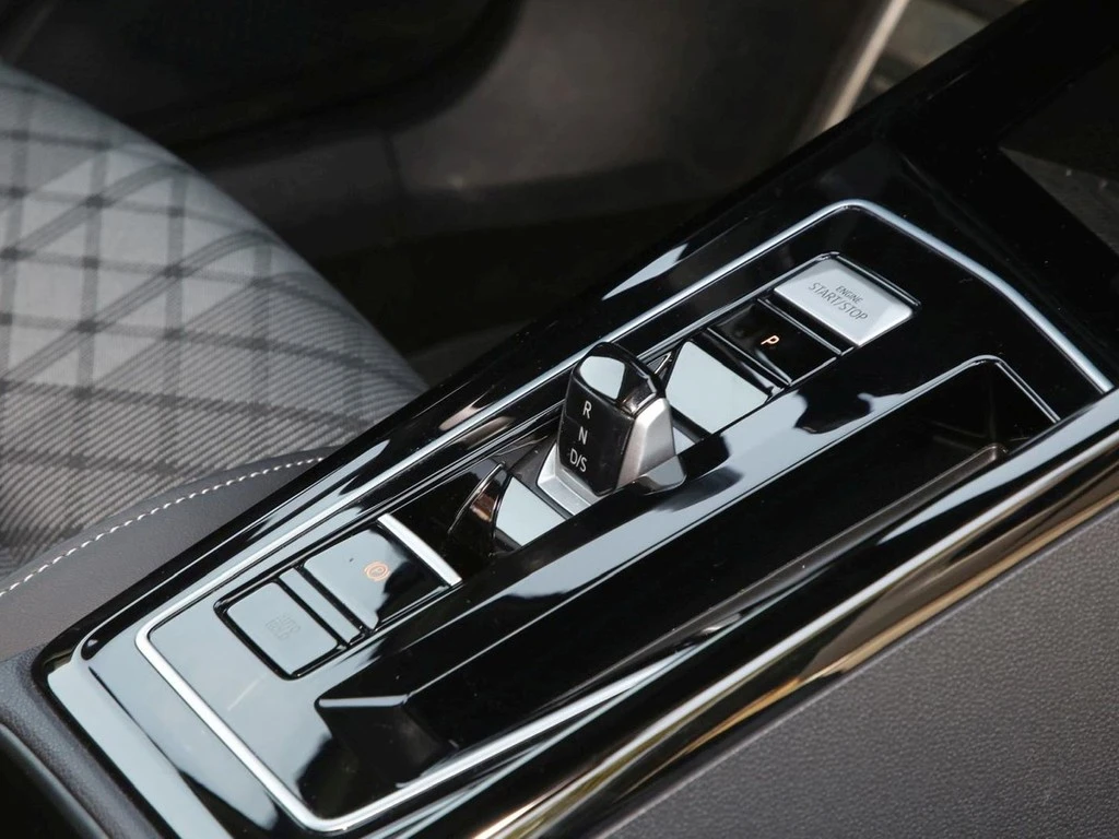 Volkswagen-Golf-image-9