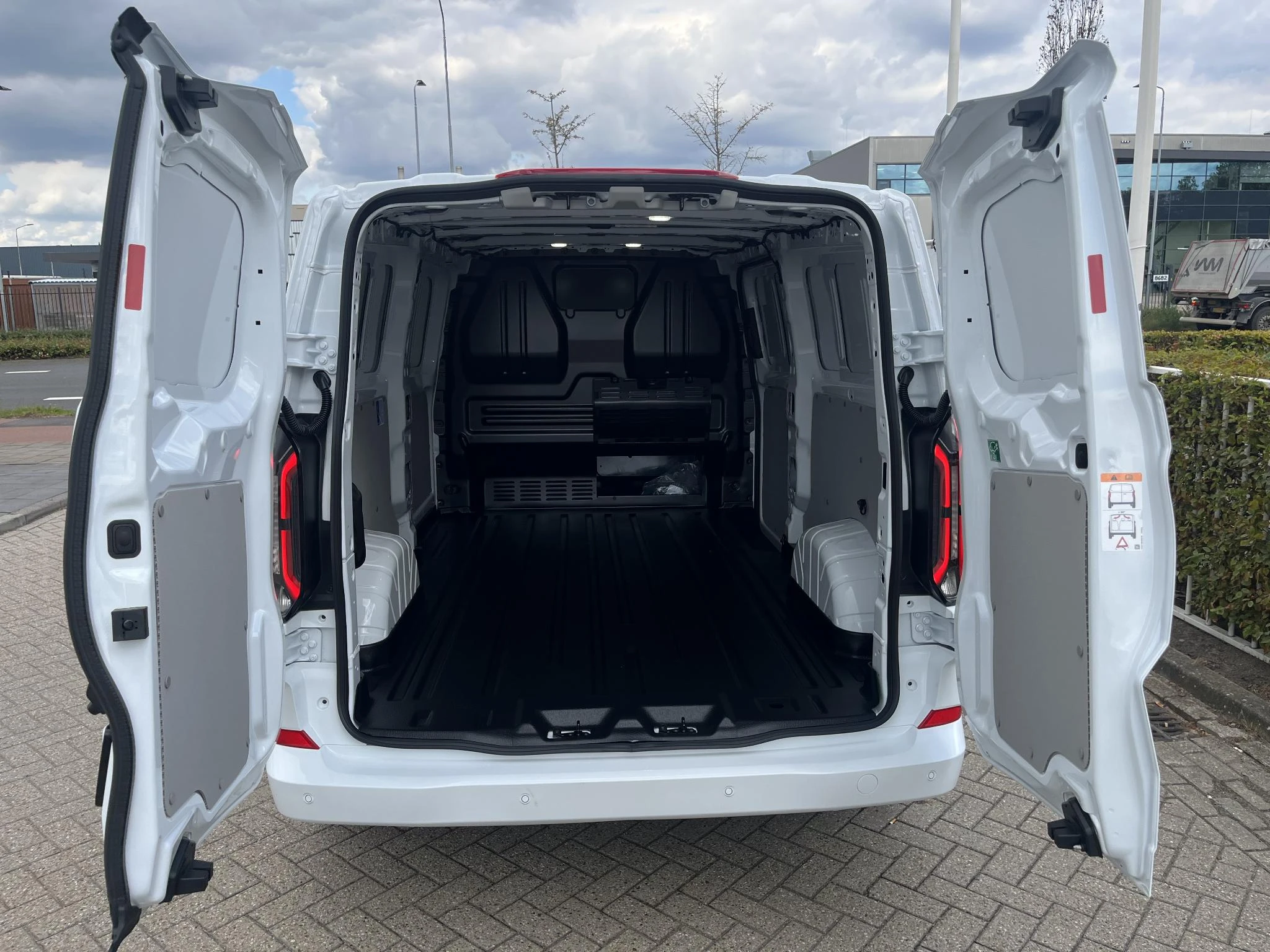 Ford-E-Transit-image-19