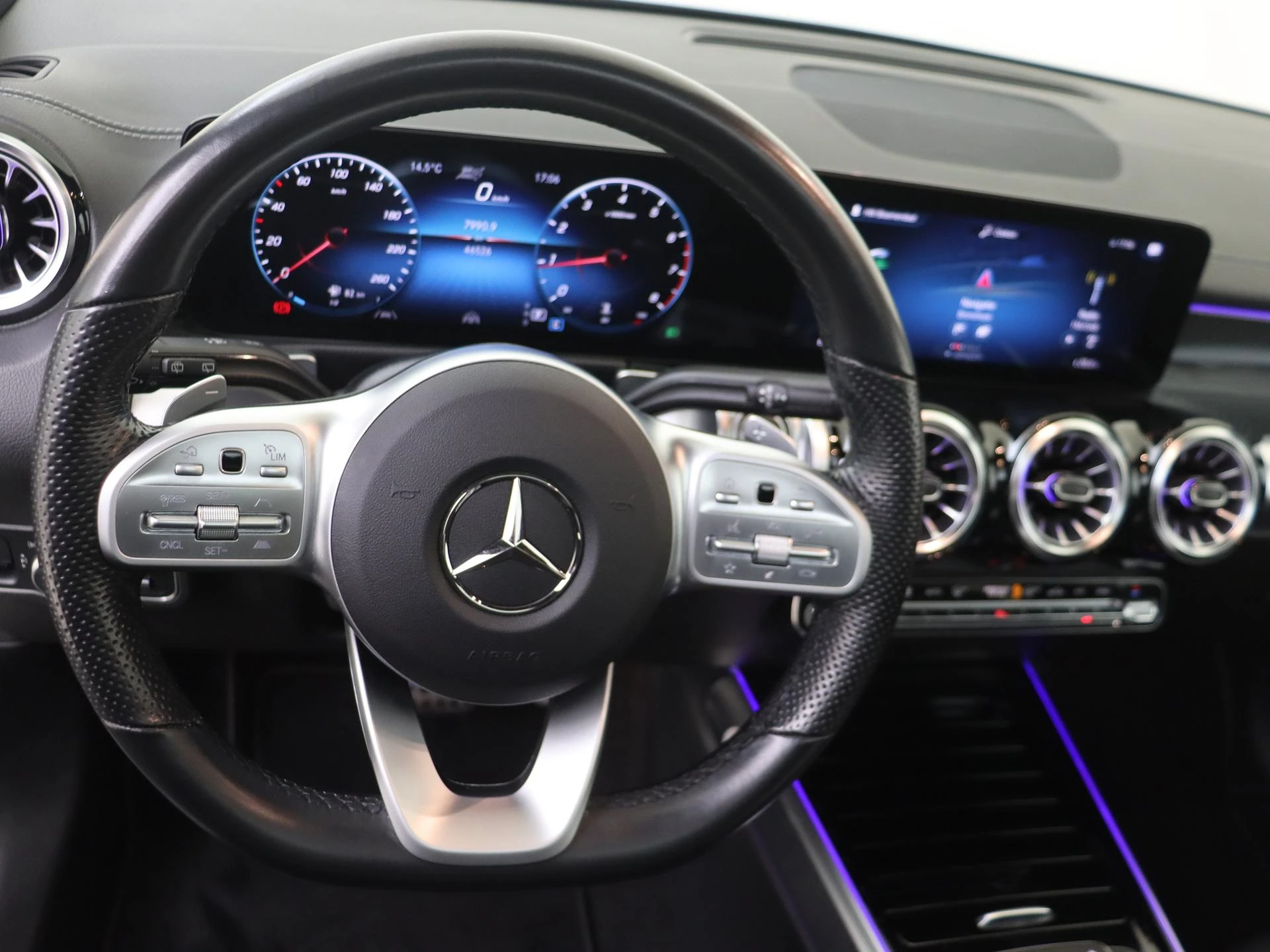Mercedes-Benz-GLB-image-13