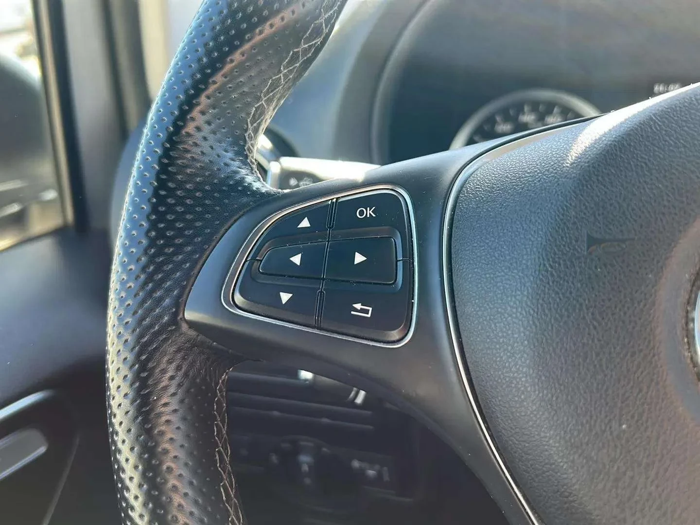 Mercedes-Benz-Vito-image-12