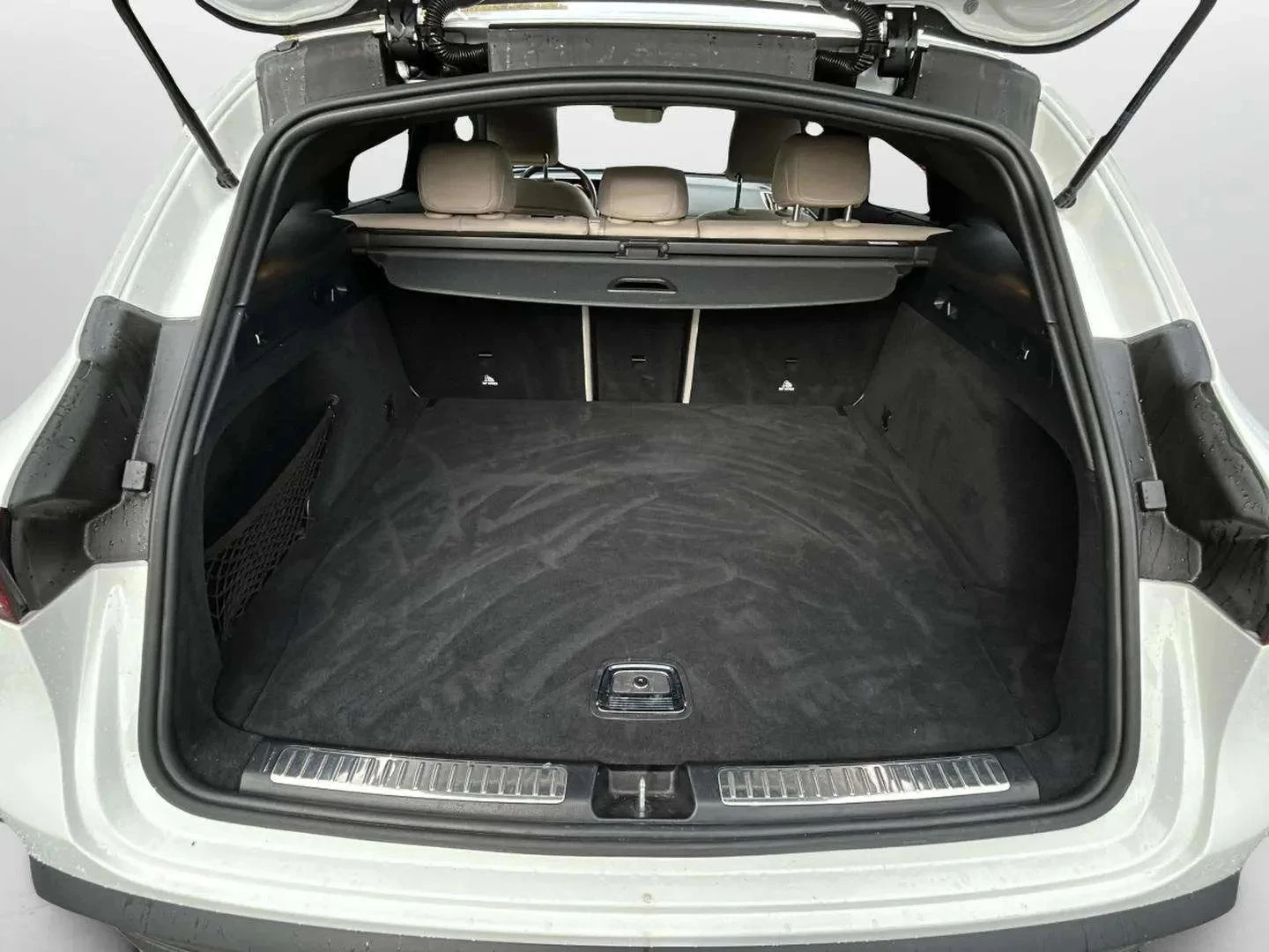 Mercedes-Benz-EQC-image-21