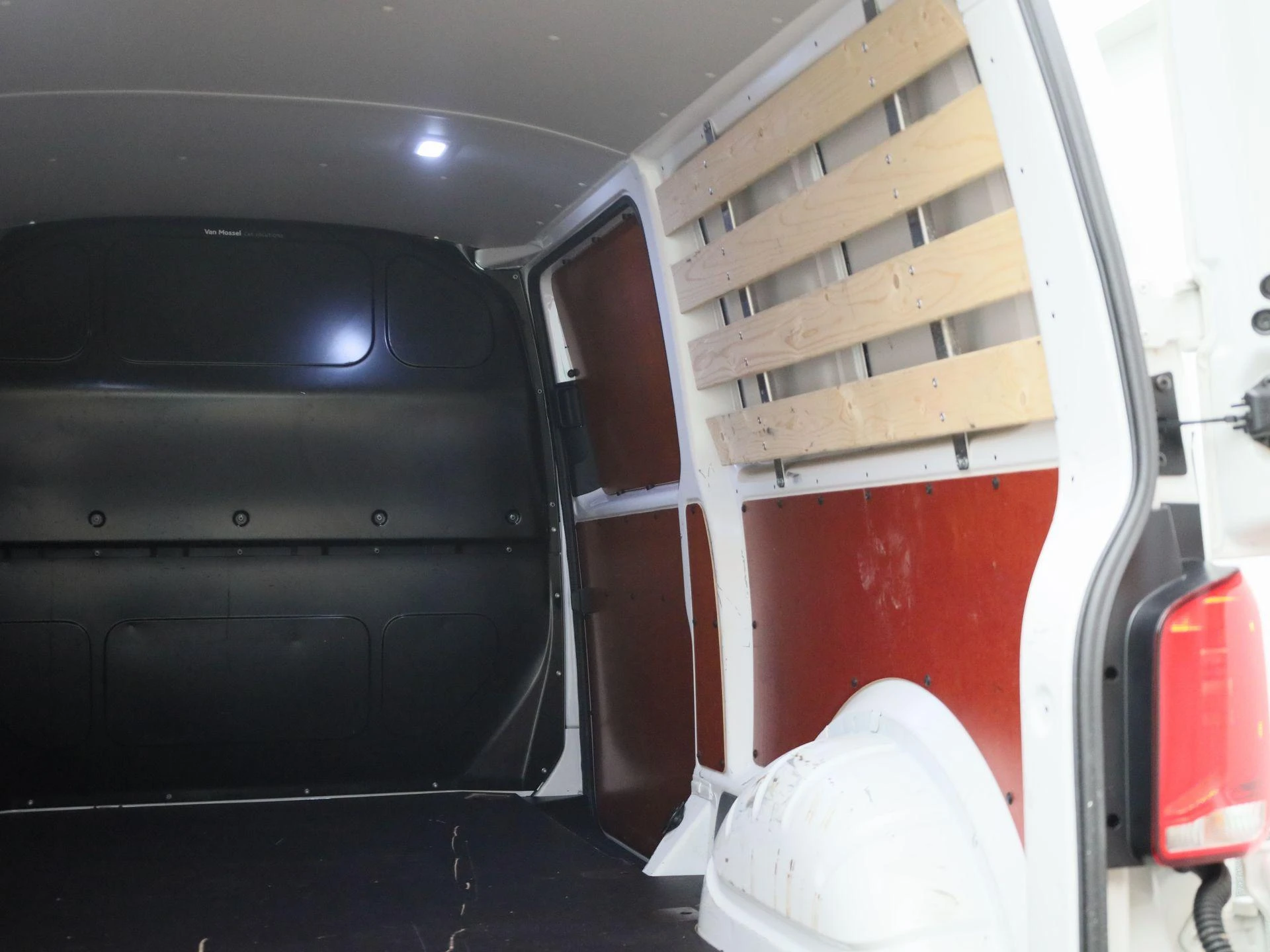 Volkswagen-Transporter-image-15