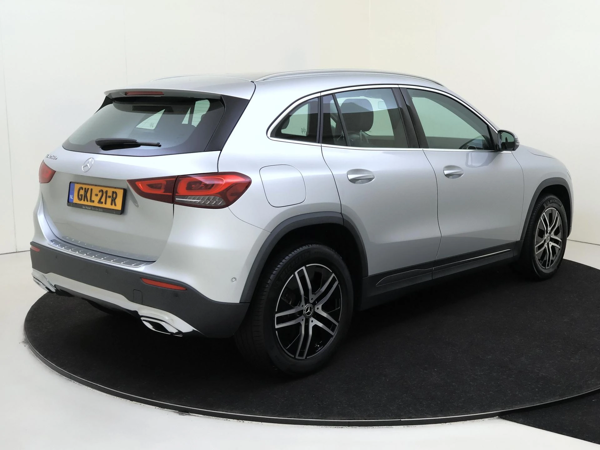 Mercedes-Benz-GLA-image-1