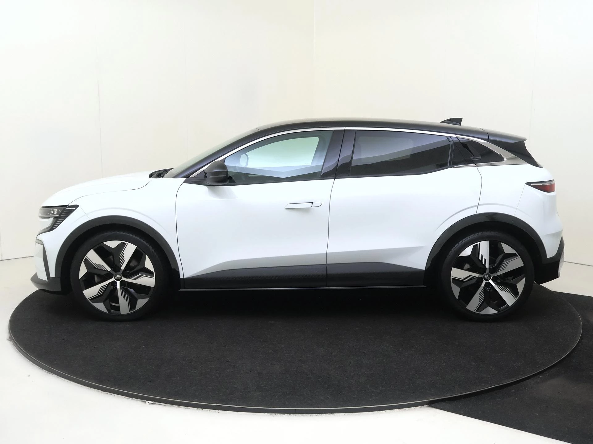 Renault-Megane E-Tech-image-7