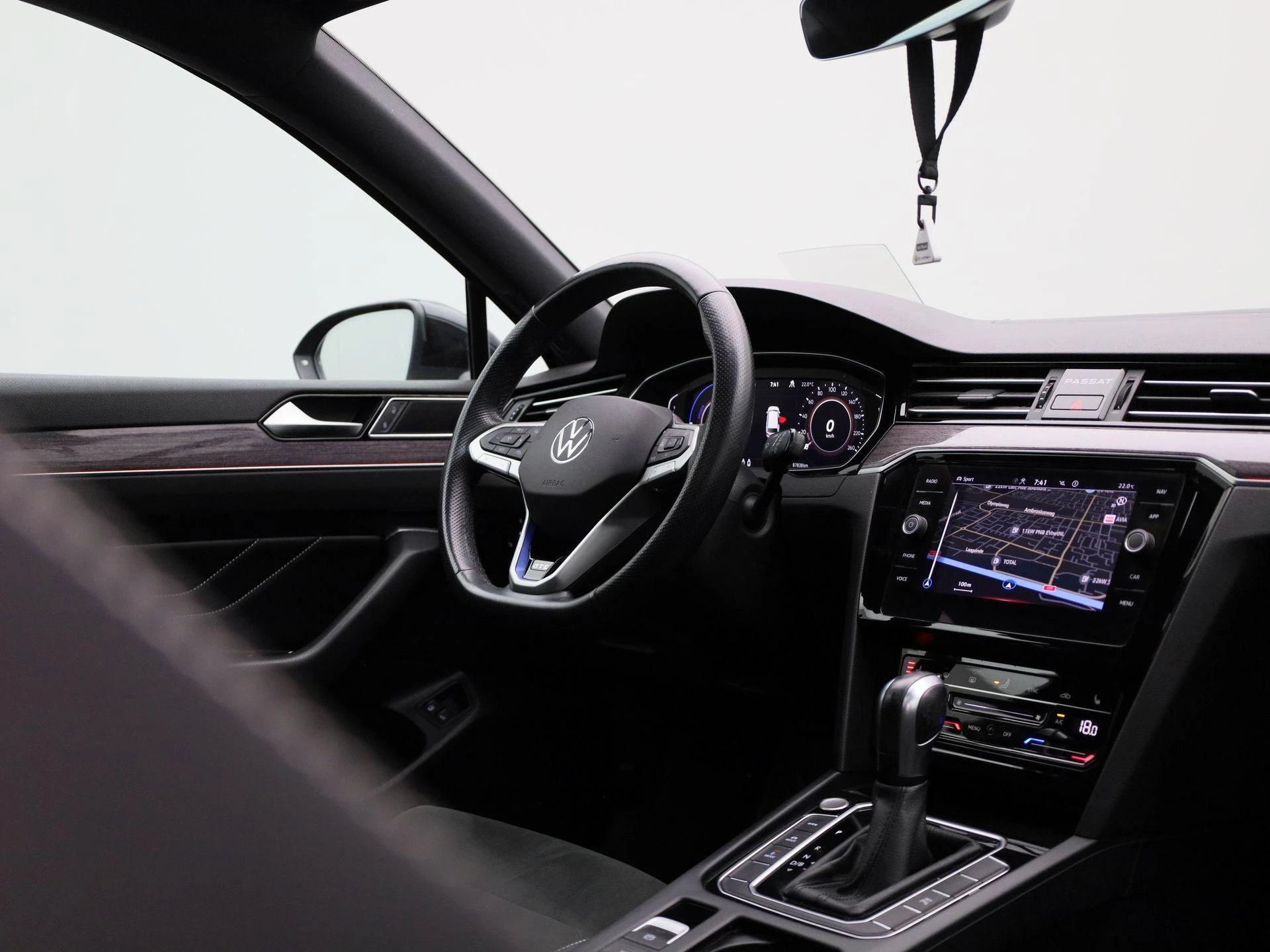 Volkswagen-Passat-image-37