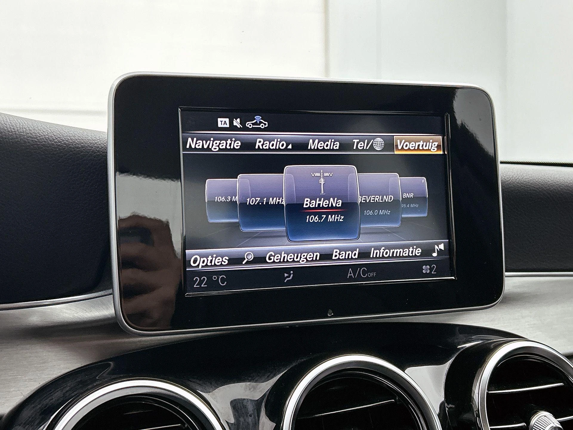Mercedes-Benz-C-Klasse-image-25
