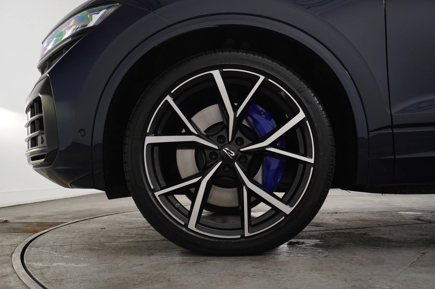 Volkswagen-Touareg-image-4