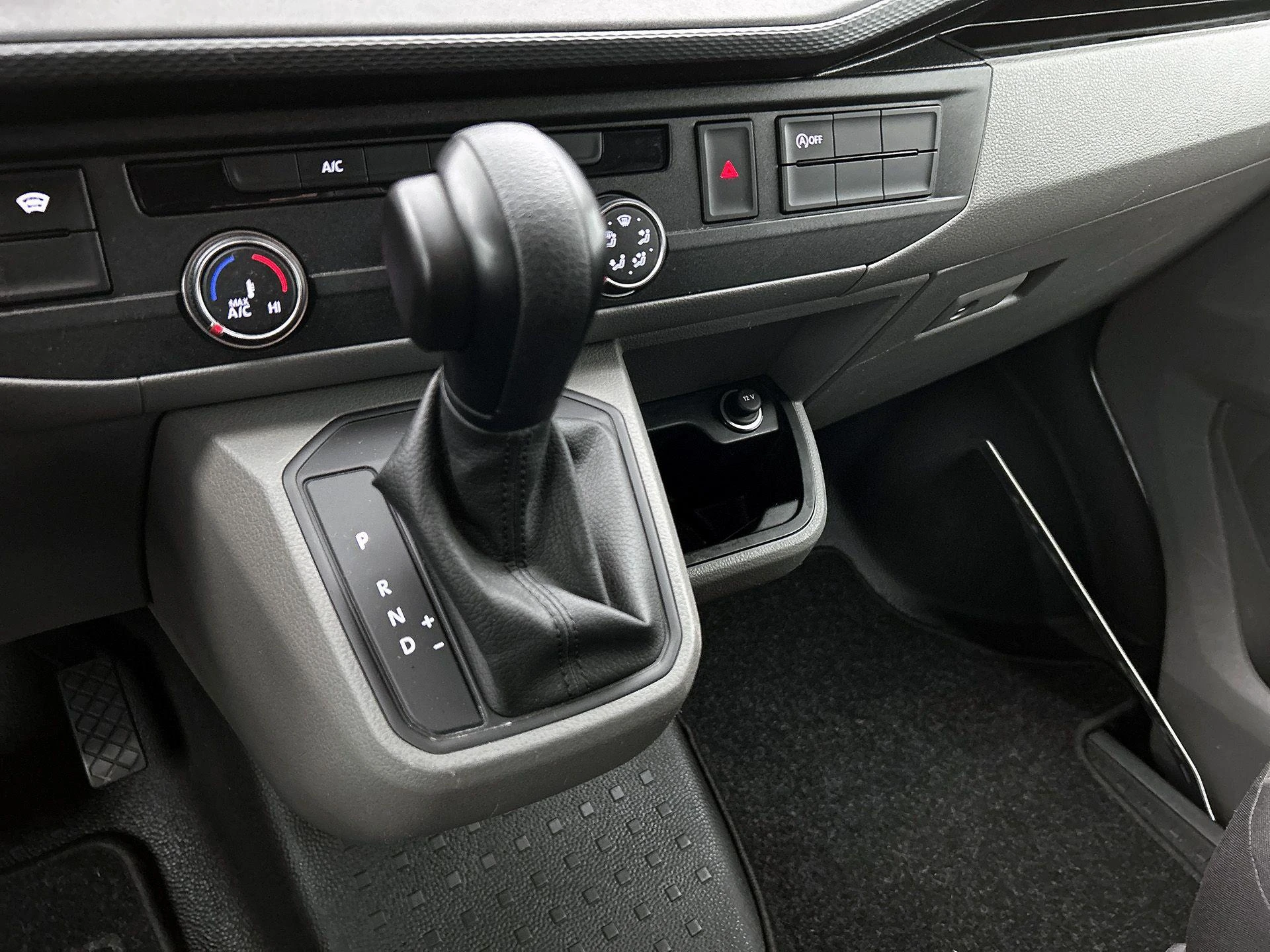 Volkswagen-Transporter-image-13