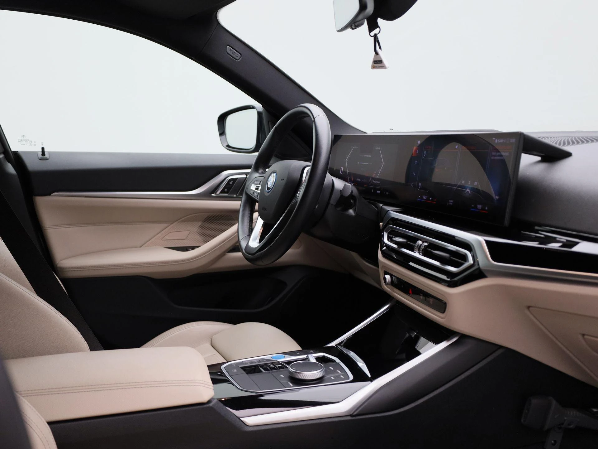 BMW-i4-image-37