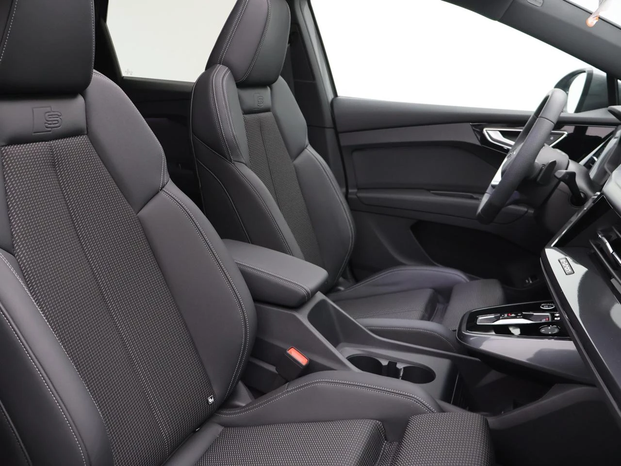 Audi Q4 e-tron Audi Q4 3X S LINE Corporate S 45 e-tron 286PK *AUTOMAAT*LEDER*PANODAK*TREKHAAK*SPORTZETELS*CAMERA*ACC*PDC*...*