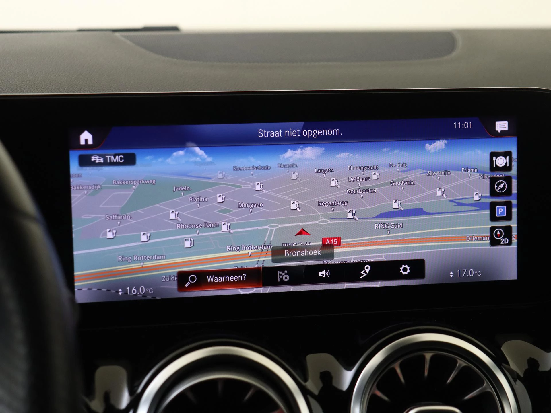 Mercedes-Benz-GLA-image-16