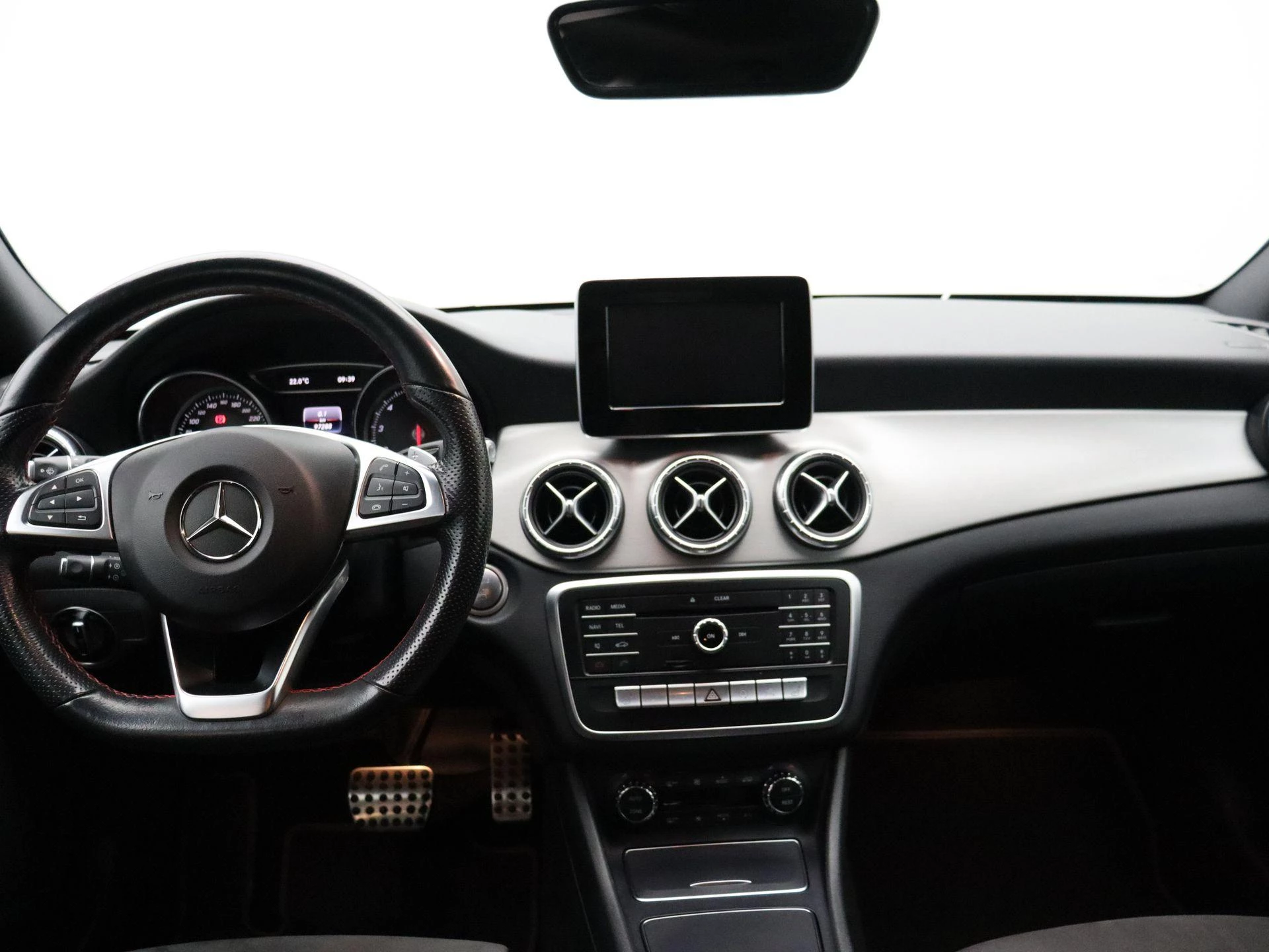 Mercedes-Benz CLA 180 AMG LINE Shooting Brake + PANORAMISCH DAK + CAMERA + NIGHTPAKKET +