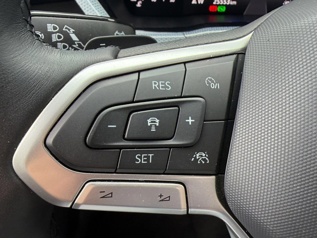 Volkswagen-Touran-image-12