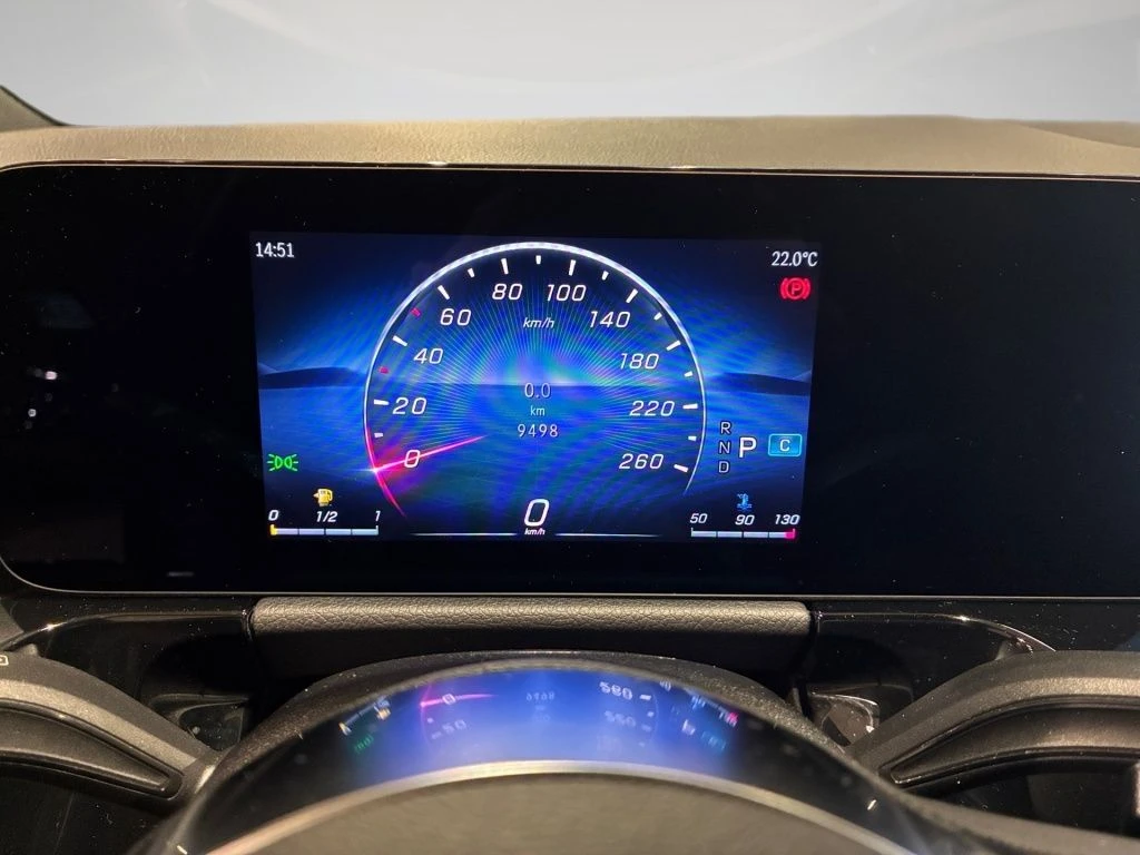 Mercedes-Benz-GLA 200 d-image-6