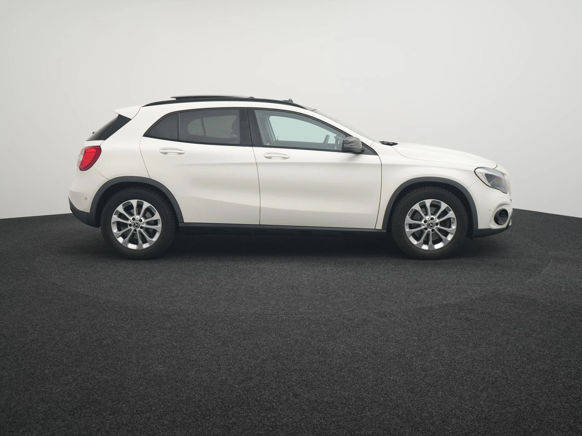 Mercedes-Benz-GLA-image-5