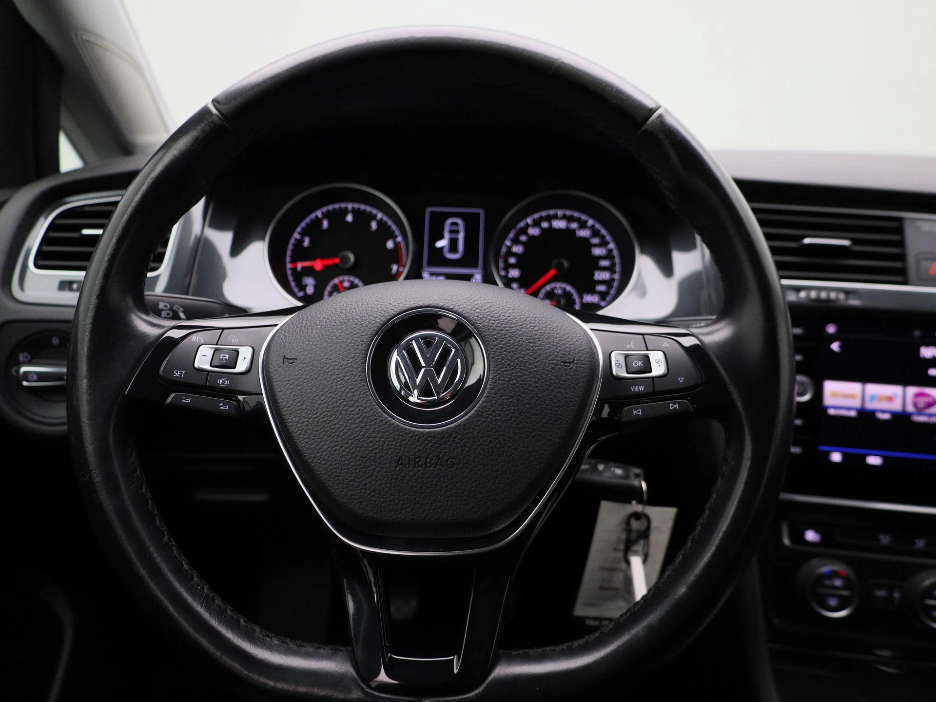 Volkswagen-Golf-image-7