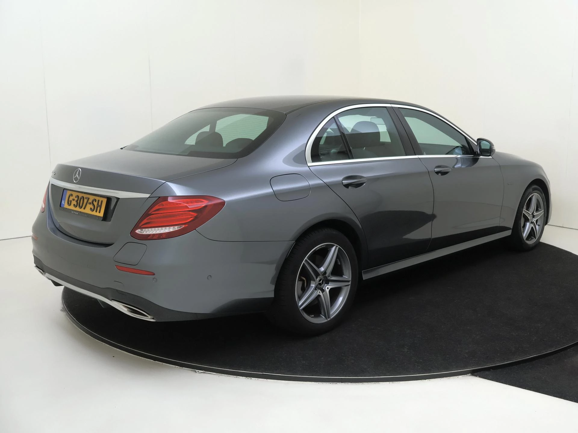 Mercedes-Benz-E-Klasse-image-3