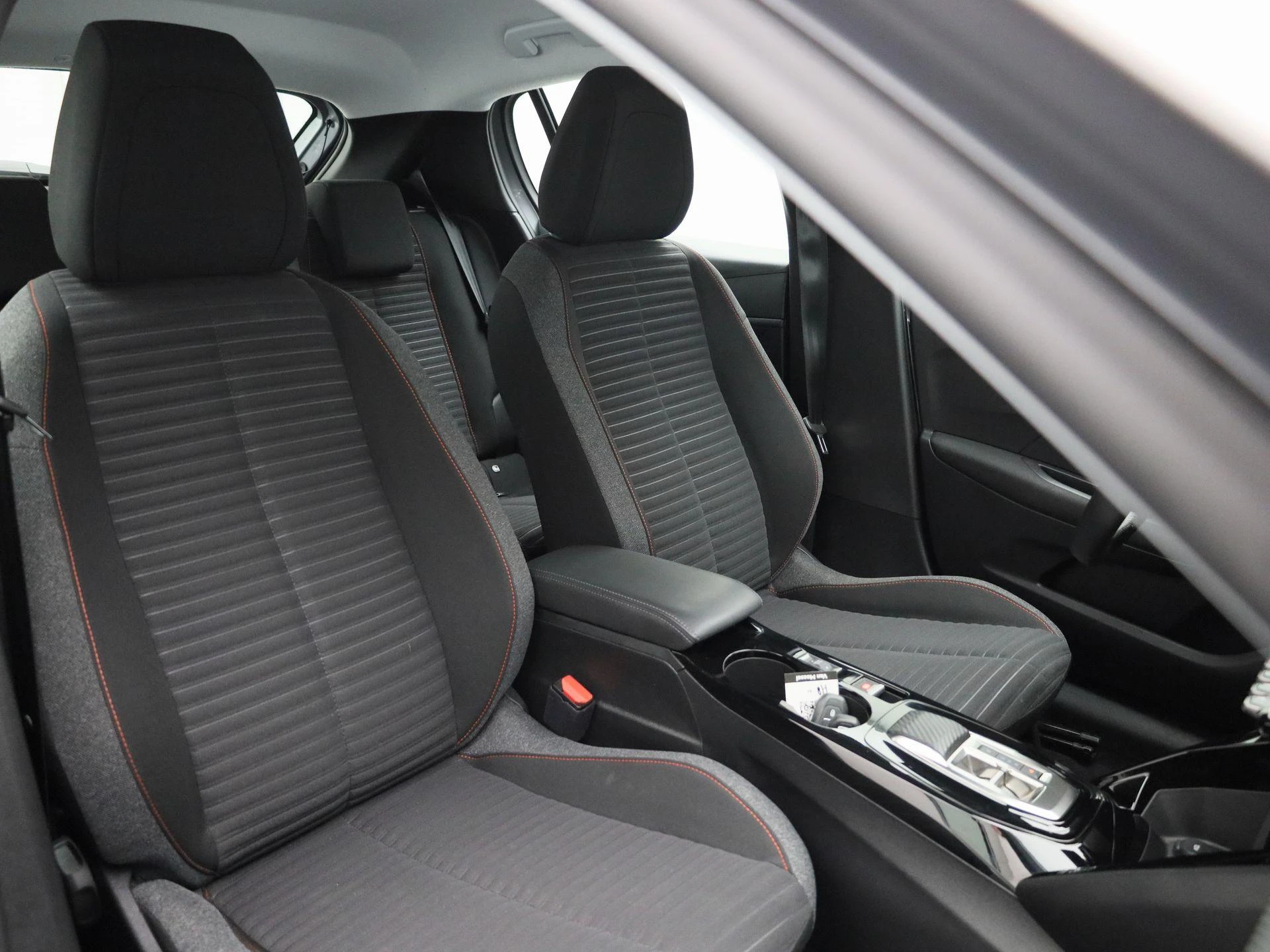 Peugeot-e-208-image-36