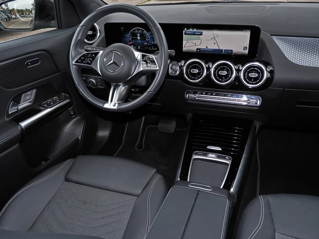 Mercedes-Benz-GLA 200 d-image-10