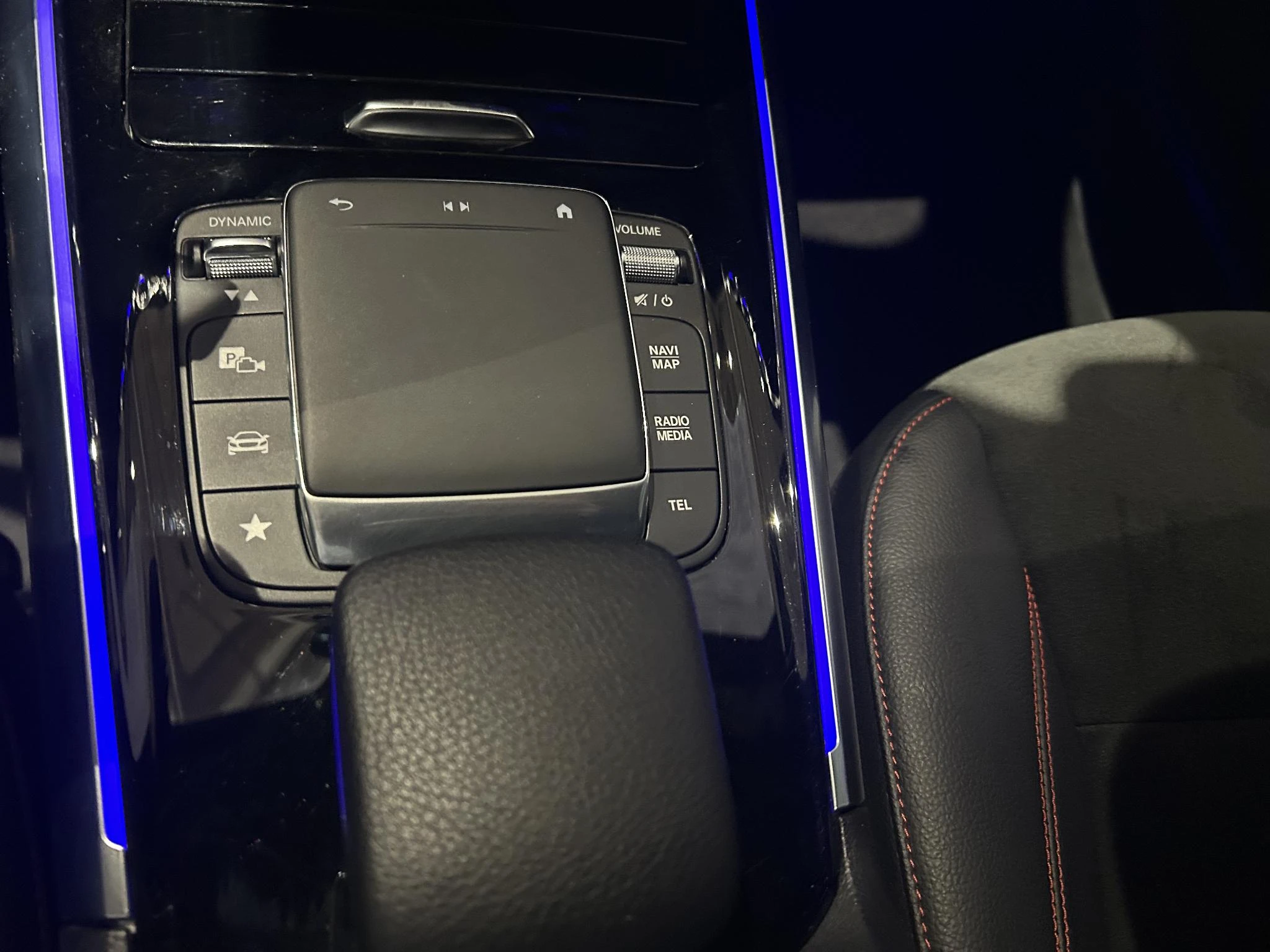 Mercedes-Benz-GLA-image-11