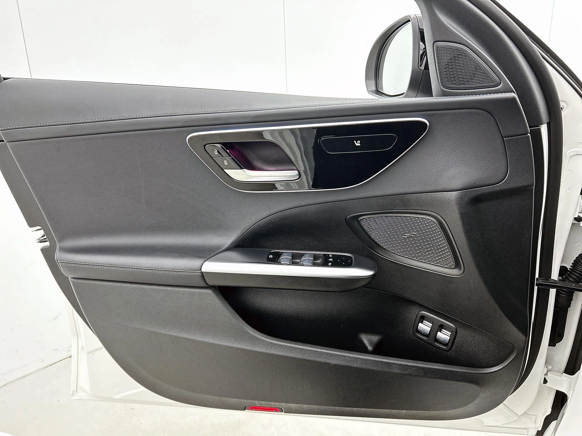 Mercedes-Benz-C-Klasse-image-23