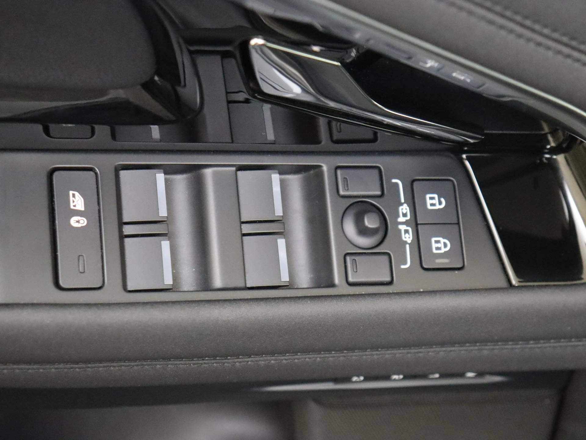 Land Rover-Range Rover Evoque-image-24