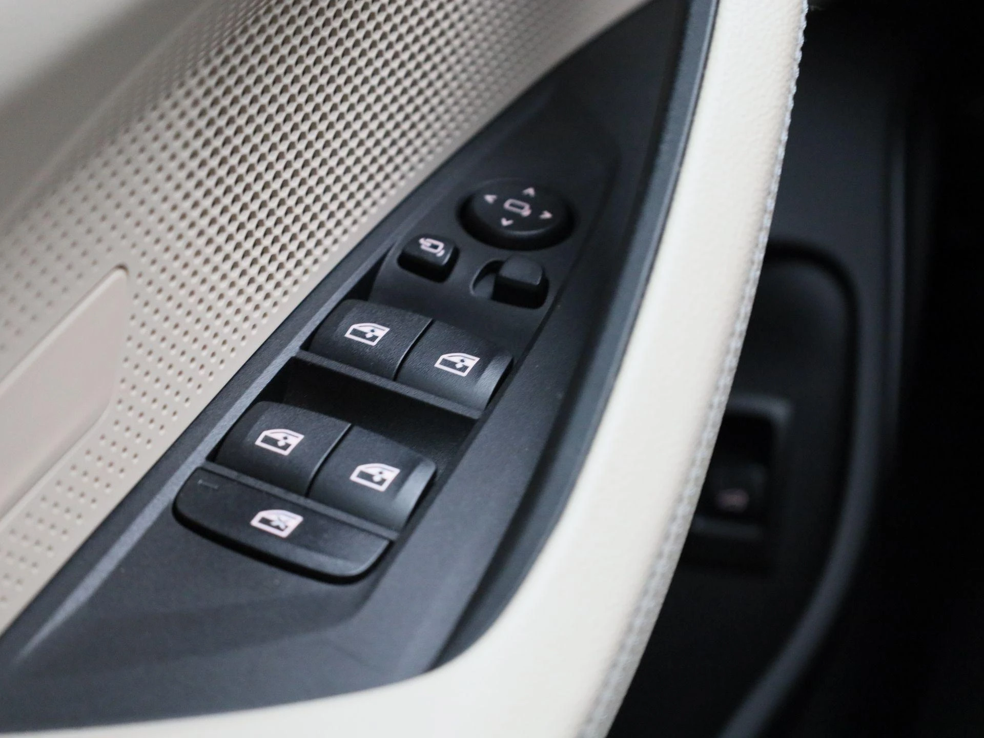 BMW-i4-image-35