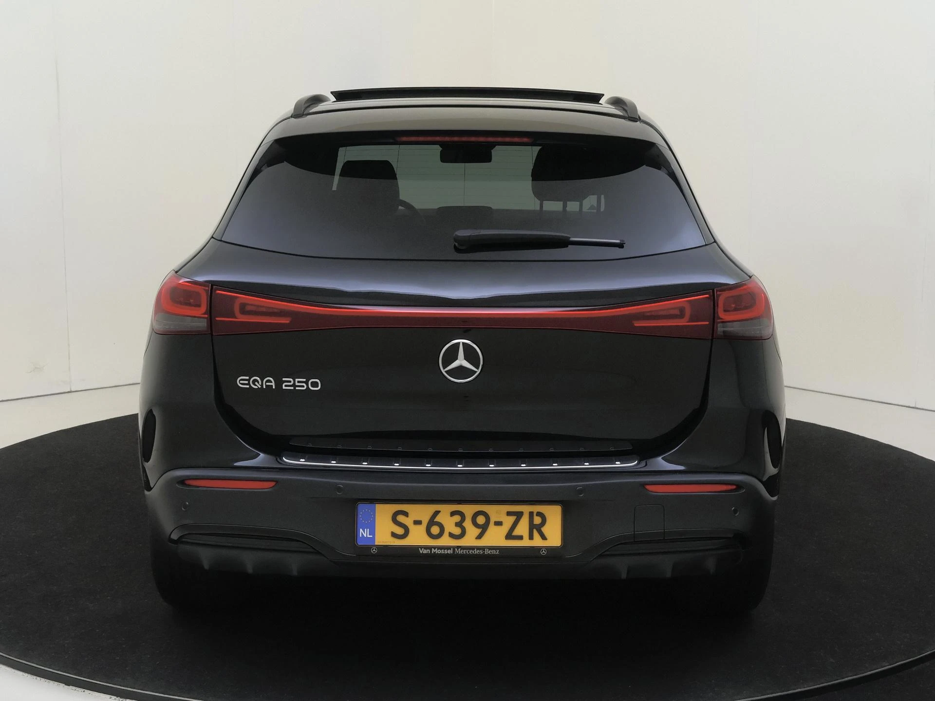 Mercedes-Benz-EQA-image-6