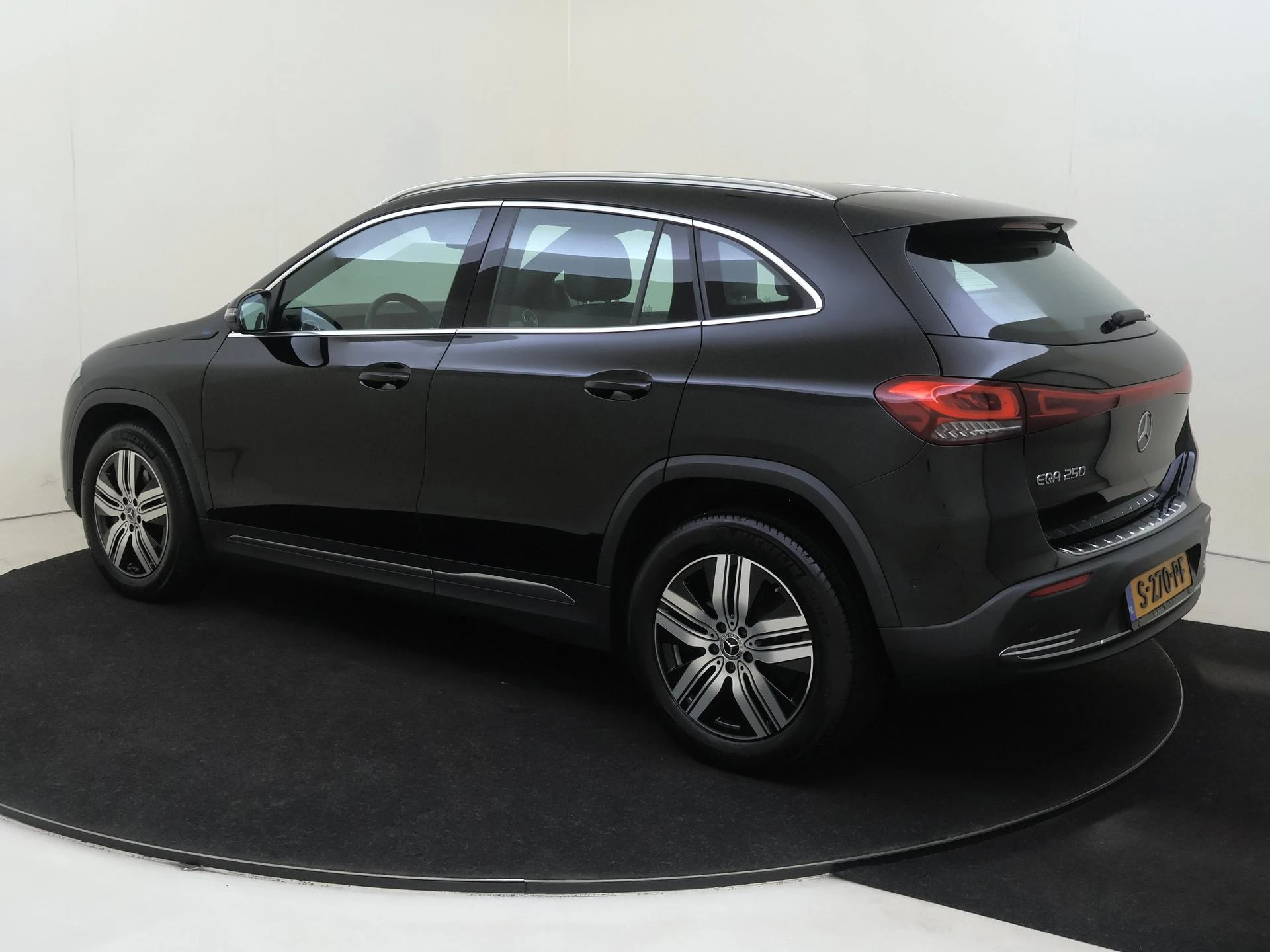 Mercedes-Benz-EQA-image-2