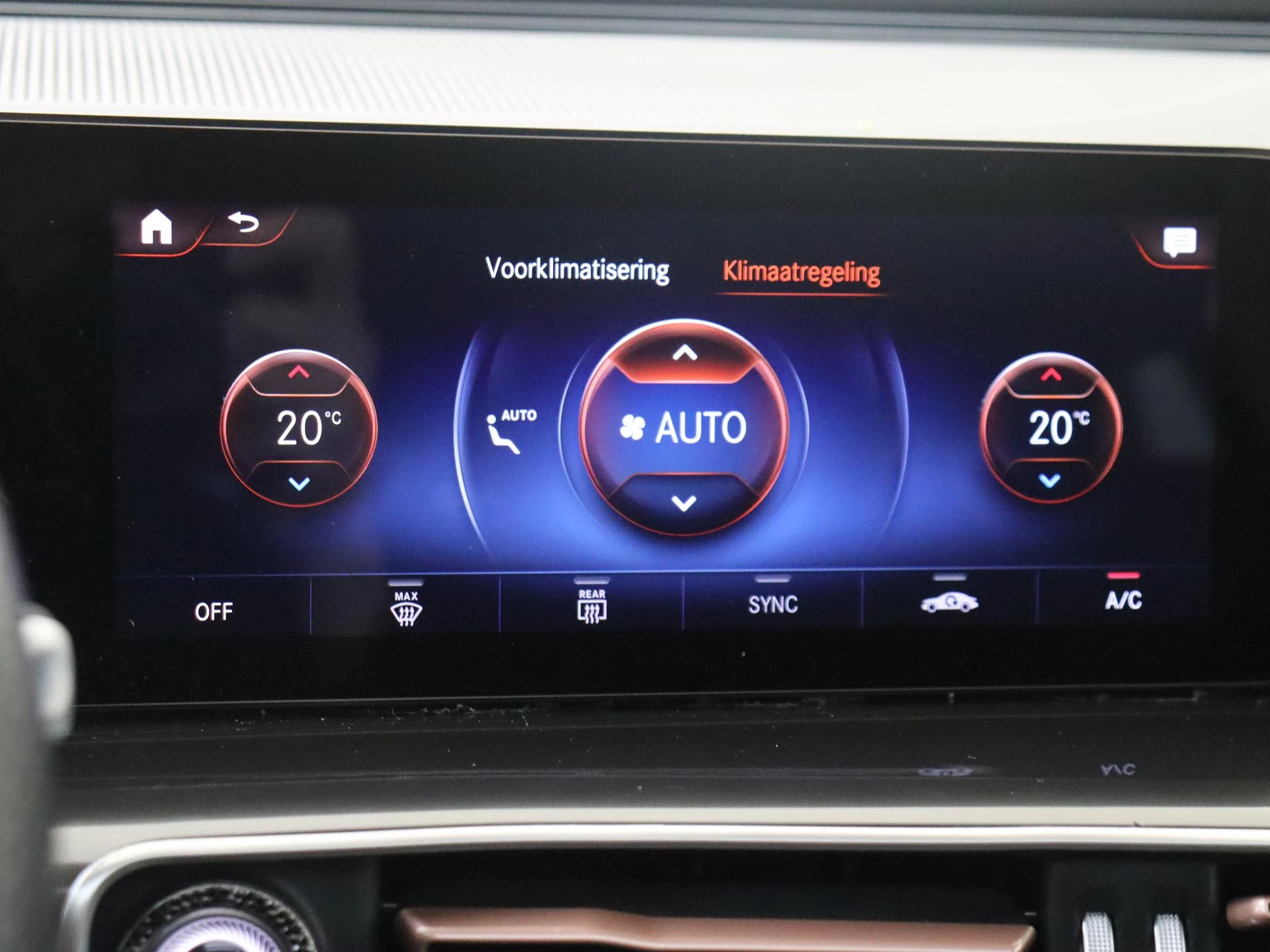 Mercedes-Benz-EQC-image-17