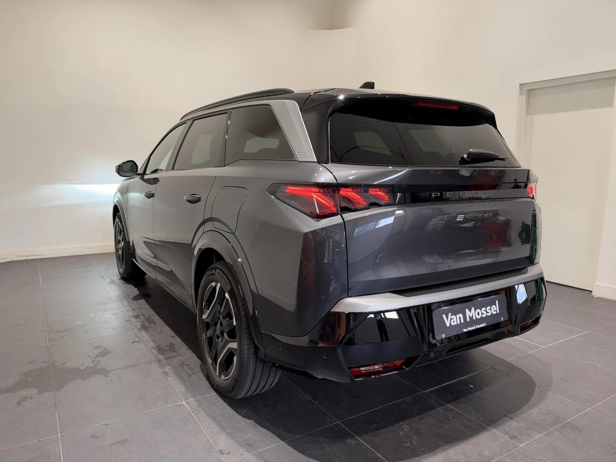 Peugeot-e-5008-image-5