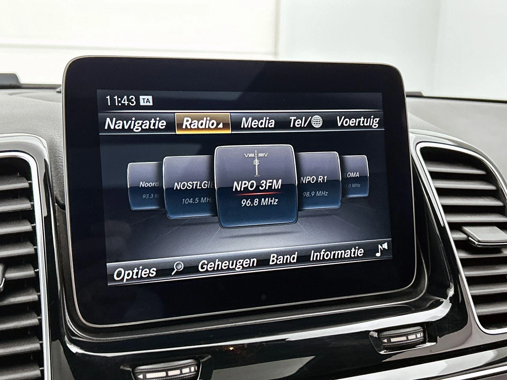 Mercedes-Benz-GLE-image-35