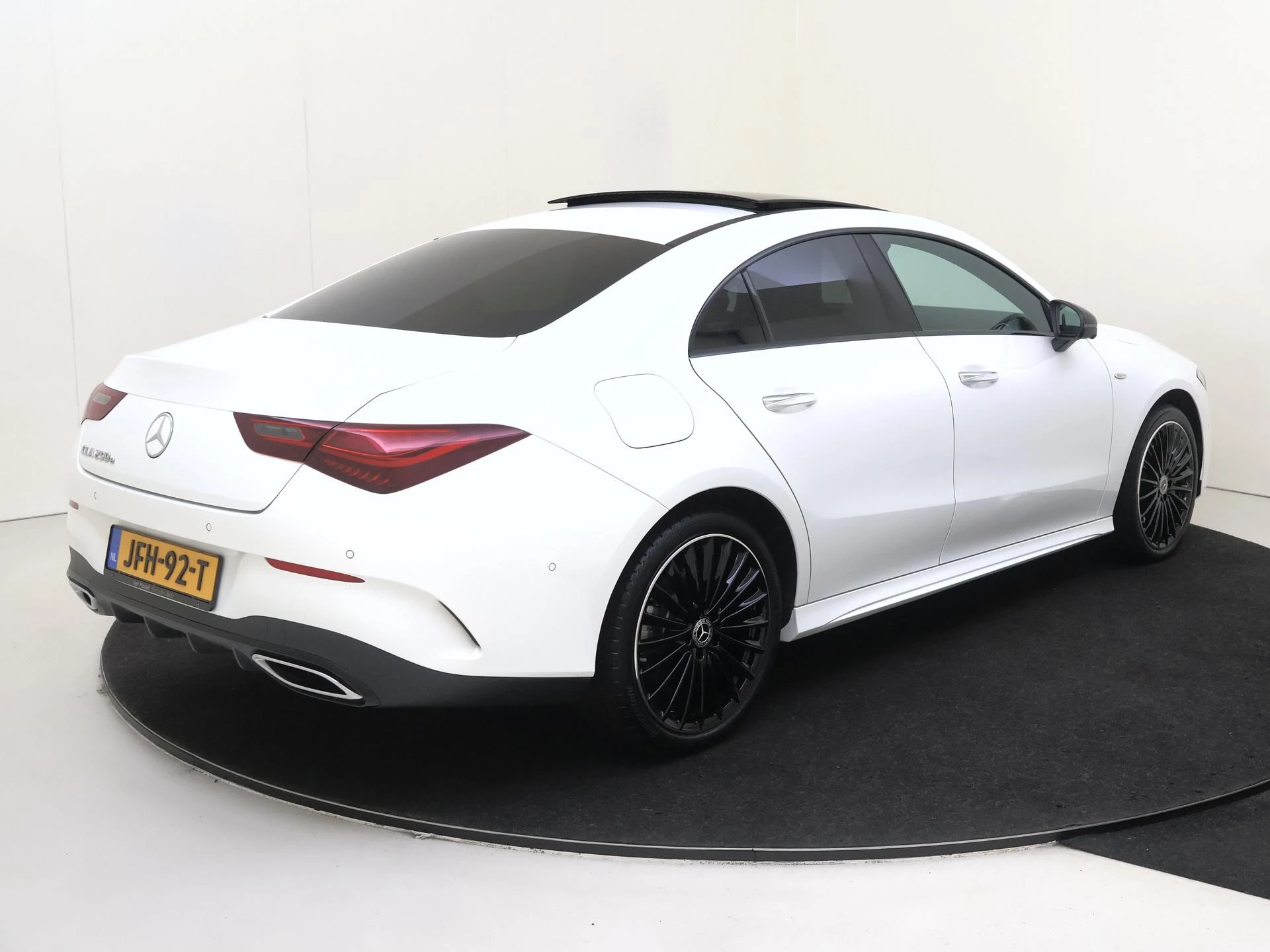 Mercedes-Benz-CLA-image-3