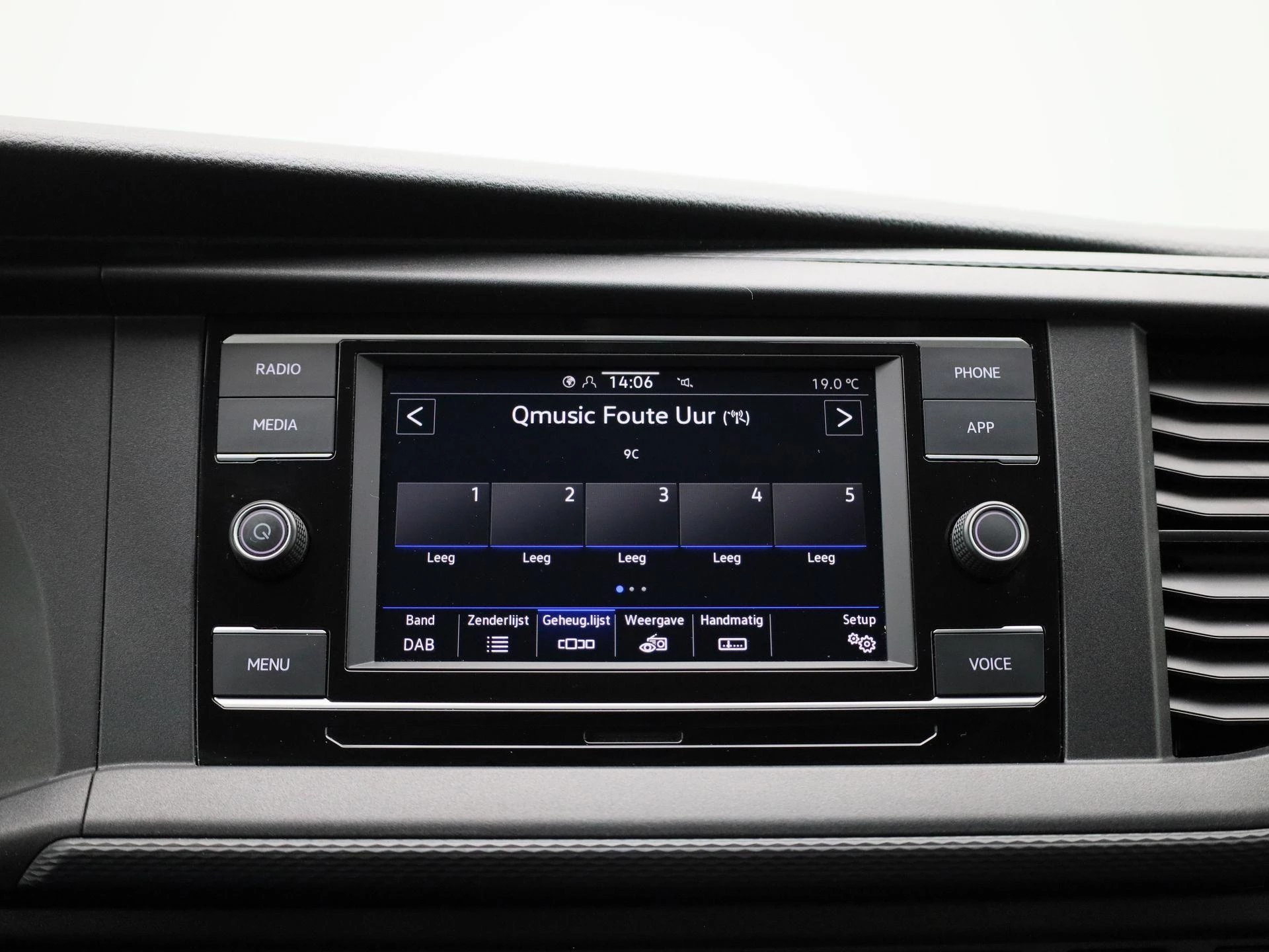 Volkswagen-Transporter-image-20