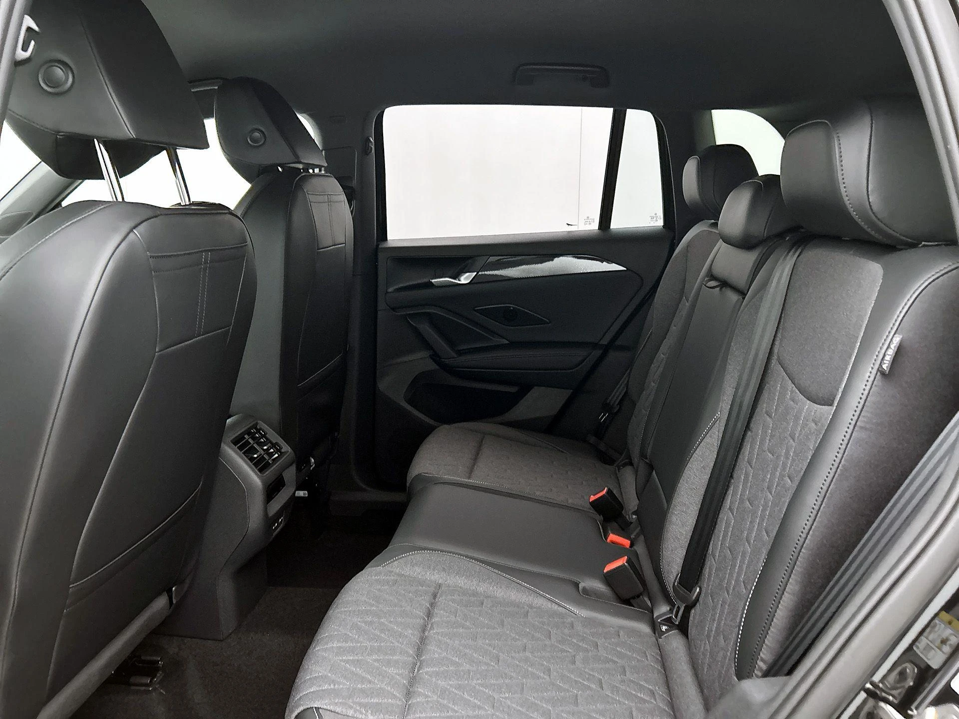 Volkswagen-Tiguan-image-26