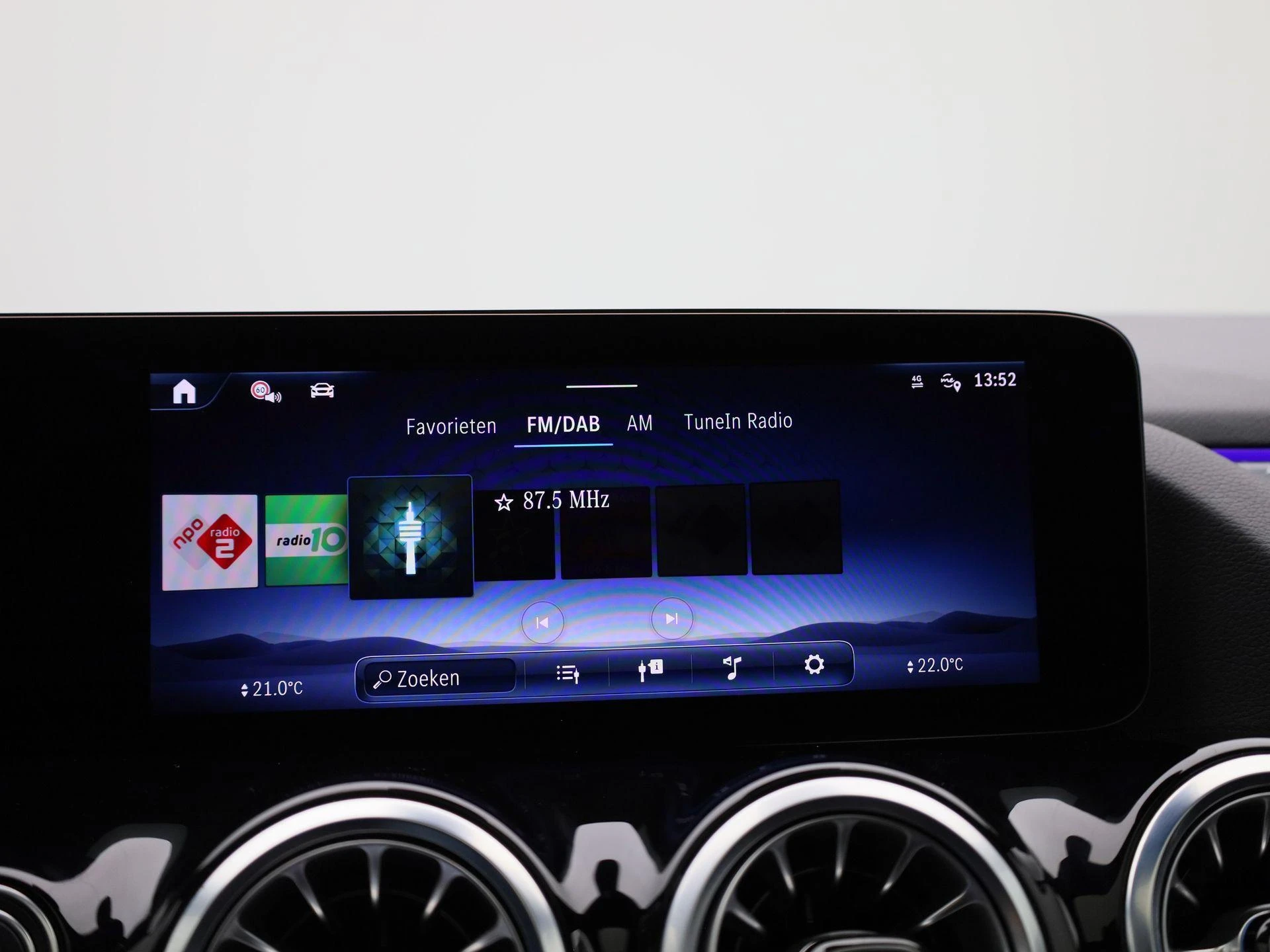 Mercedes-Benz-GLA-image-22