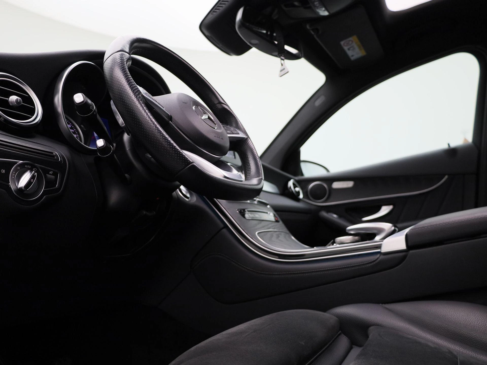Mercedes-Benz-GLC-image-38