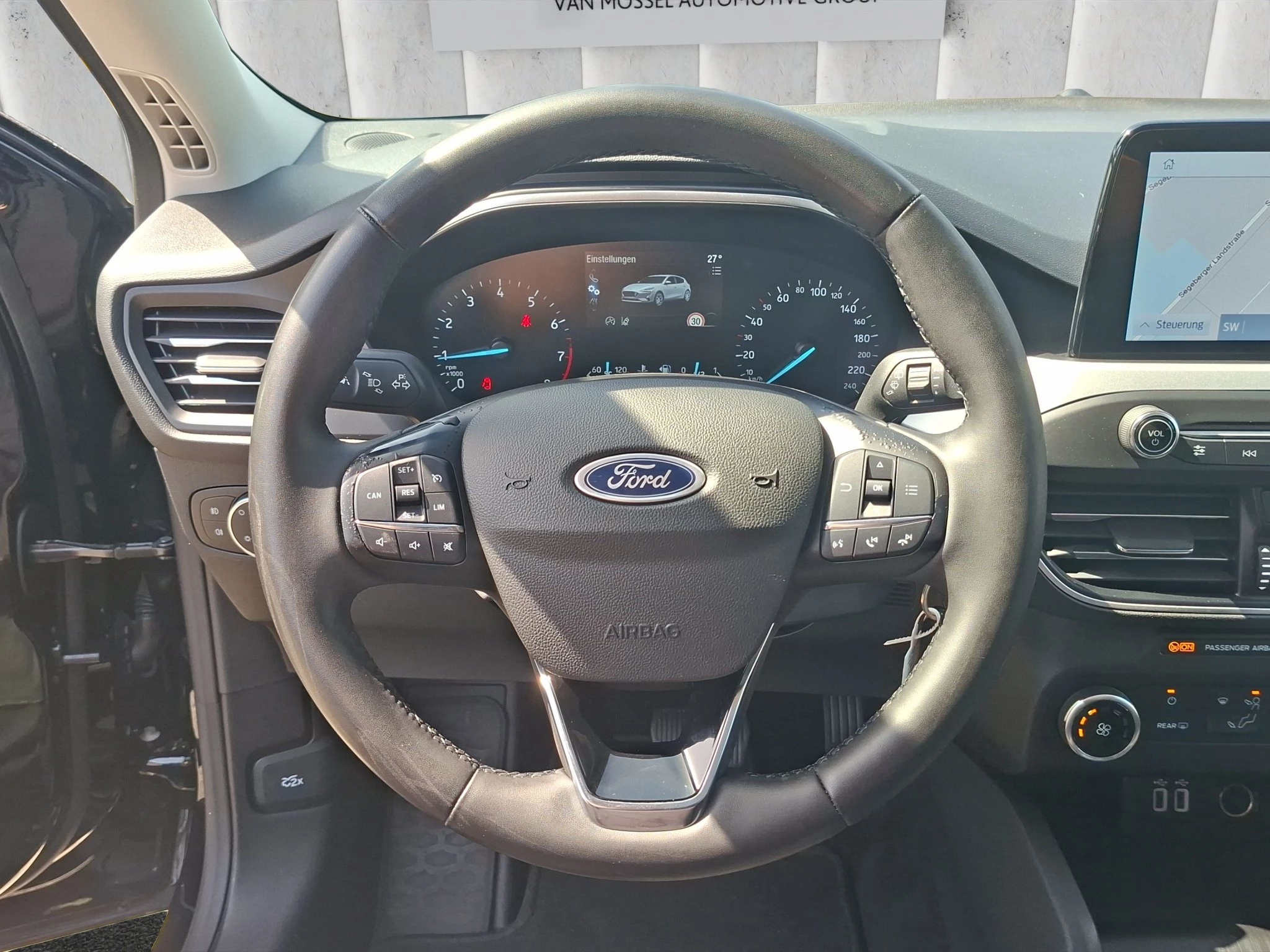 Ford Focus Cool & Connect 1.5 EB Aut. | LED | AHK | Pano | RFK | SHZ | Navi